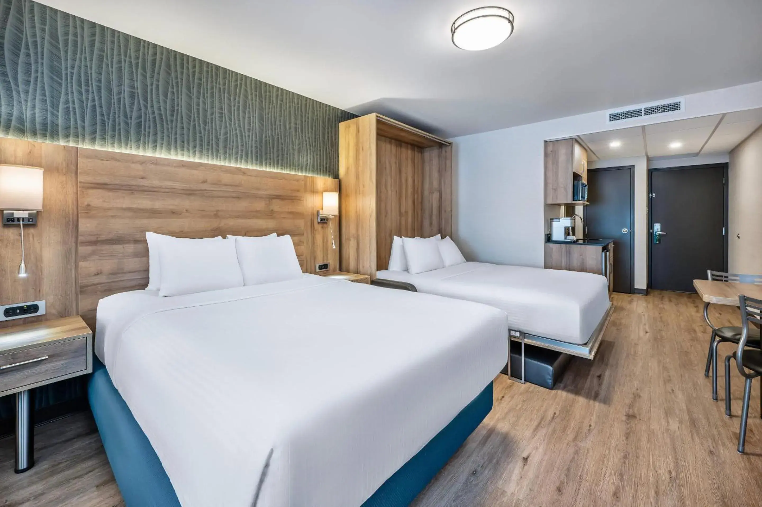 Photo of the whole room, Bed in Quality Suites Photo of the whole room, Bed in Quality Suites