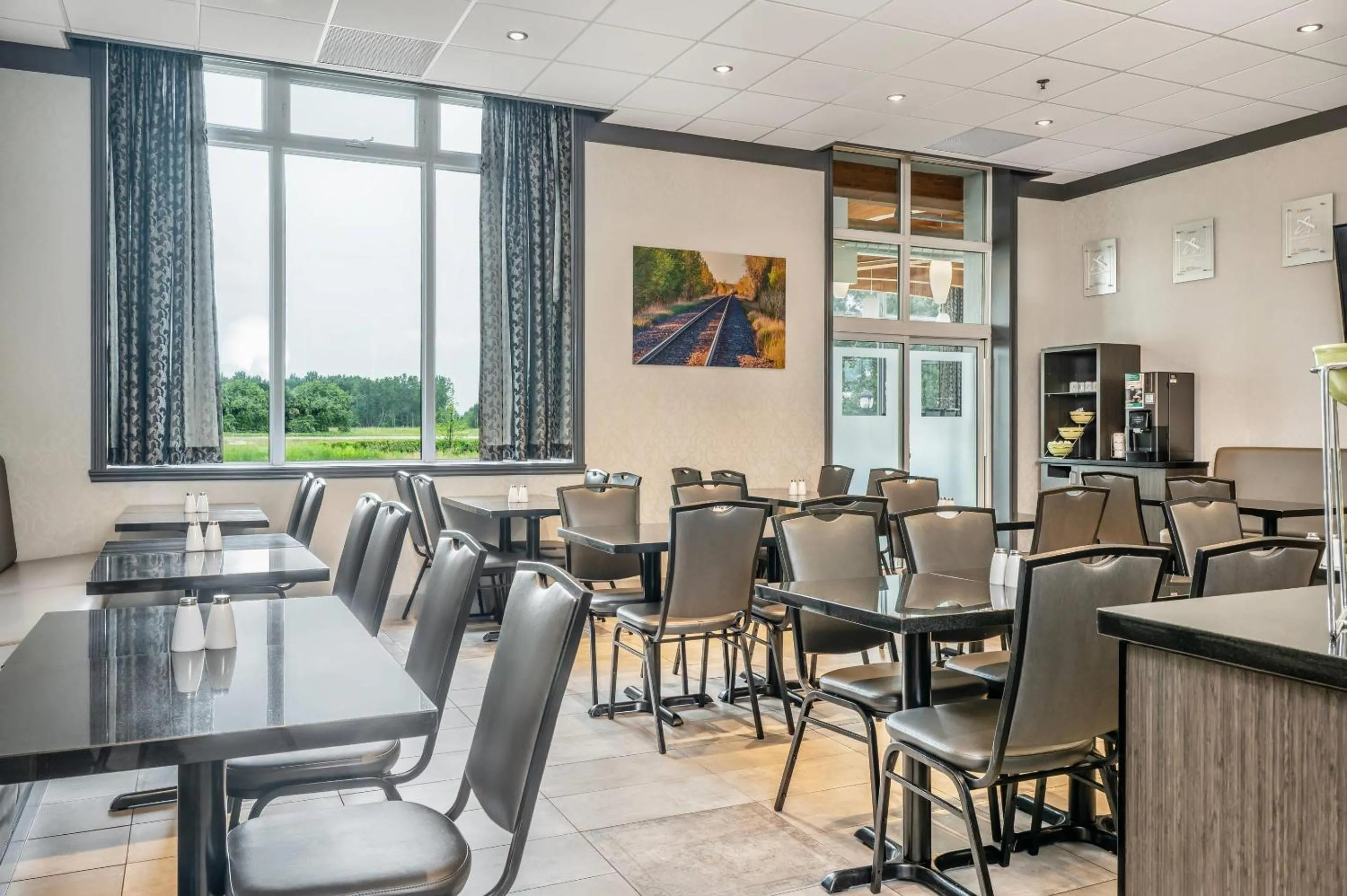 Breakfast in Quality Suites