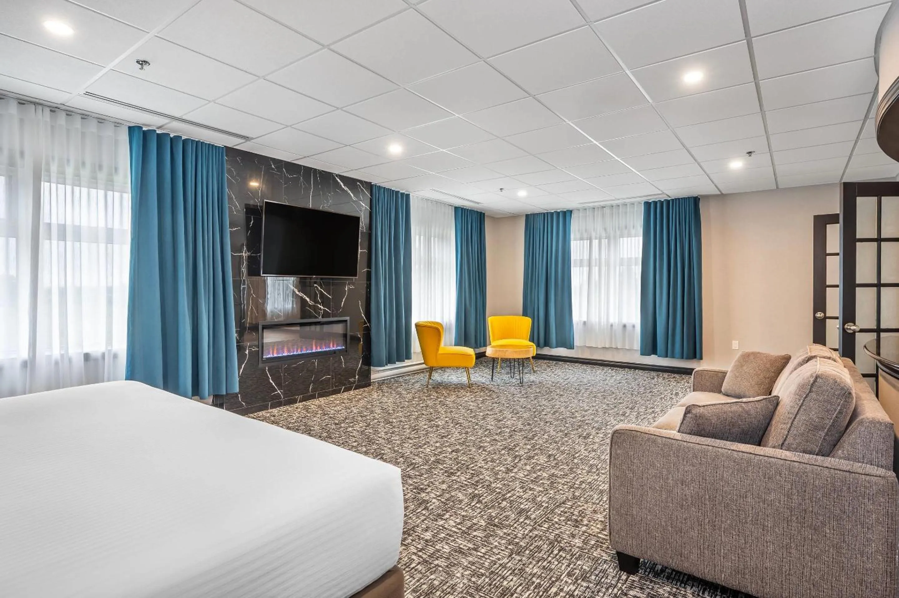 Bedroom, Bed in Quality Suites