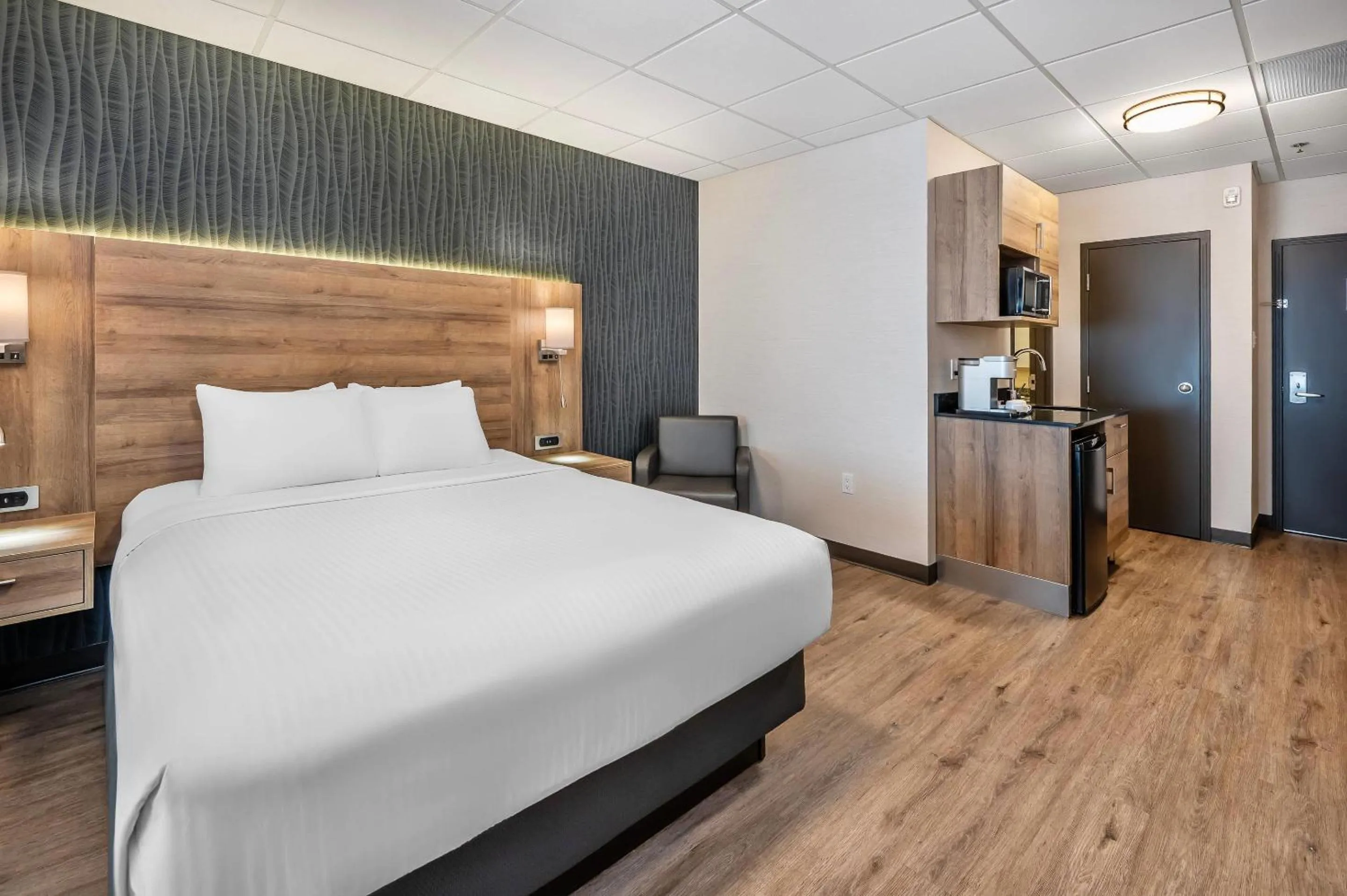 Bedroom, Bed in Quality Suites