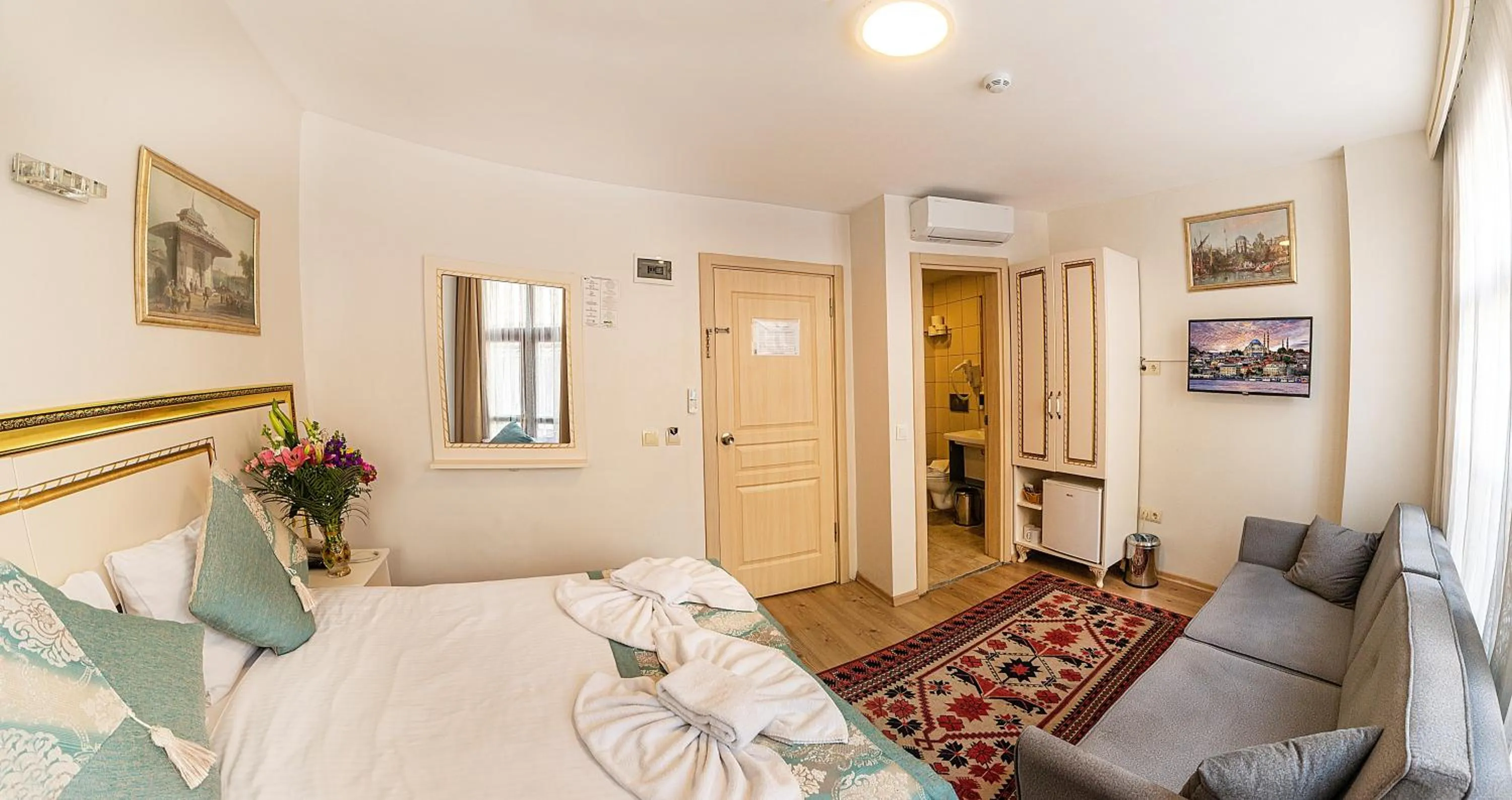 Photo of the whole room, Bed in Sultan House