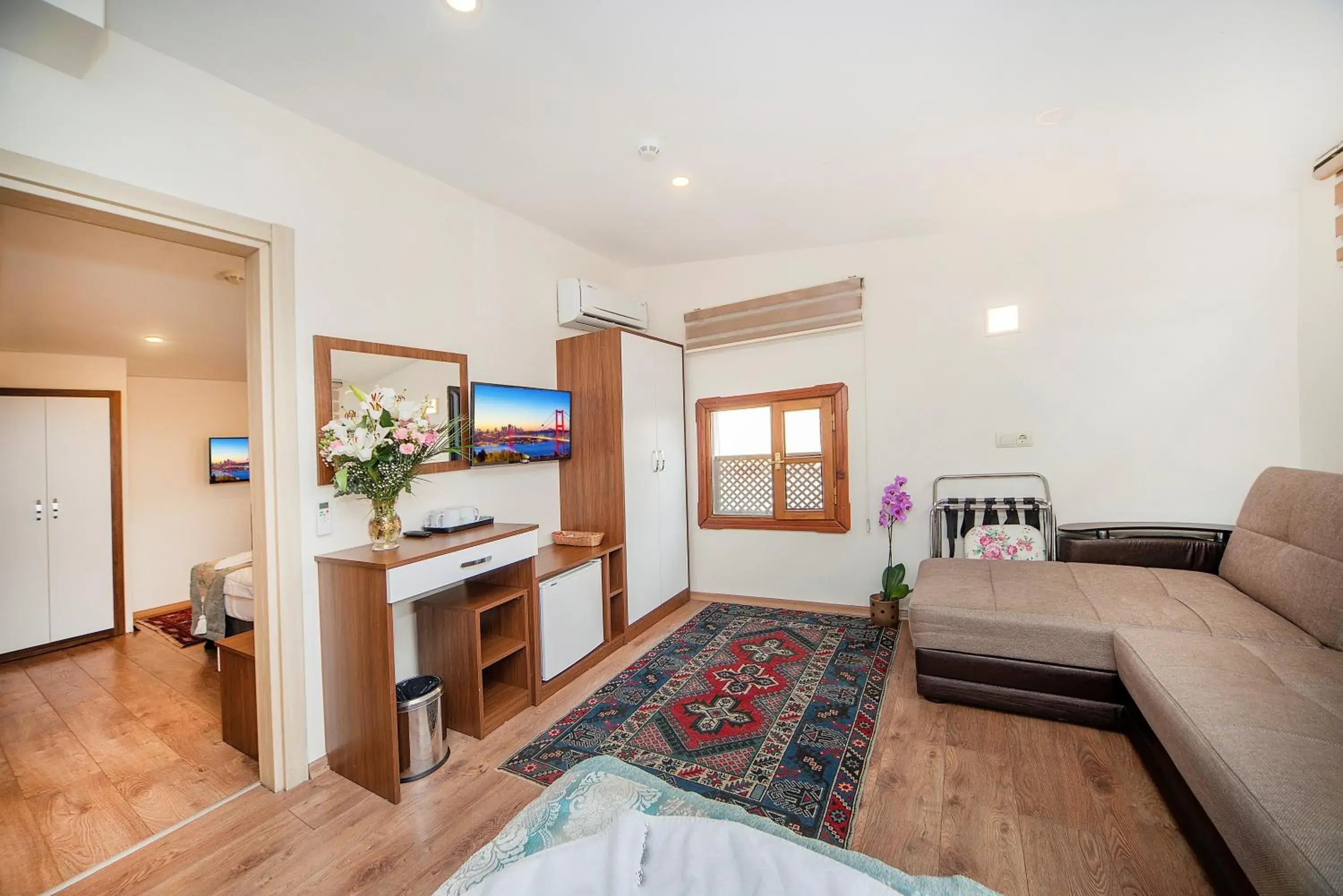 Communal lounge/ TV room, Bed in Sultan House Communal lounge/ TV room, Bed in Sultan House