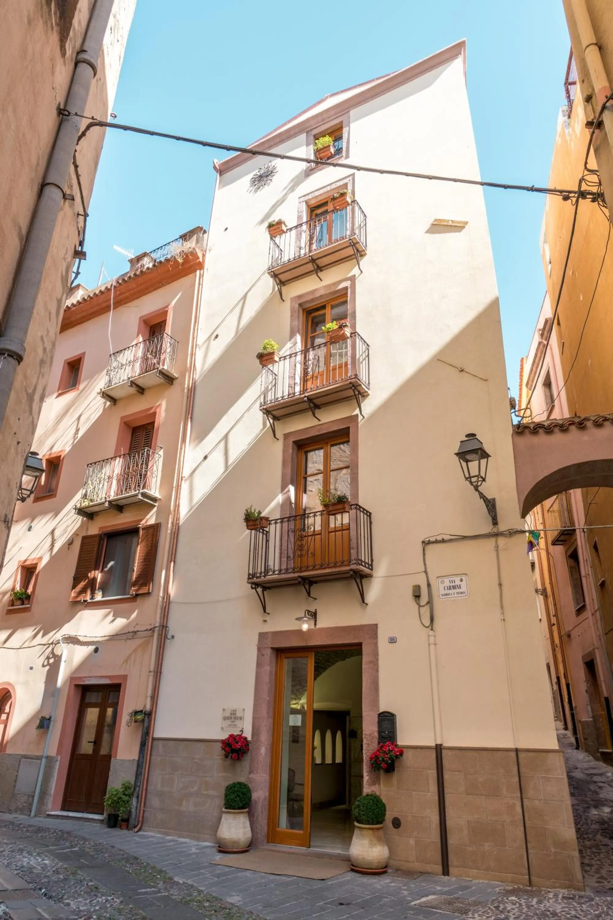 Property building in Bosa Queen House