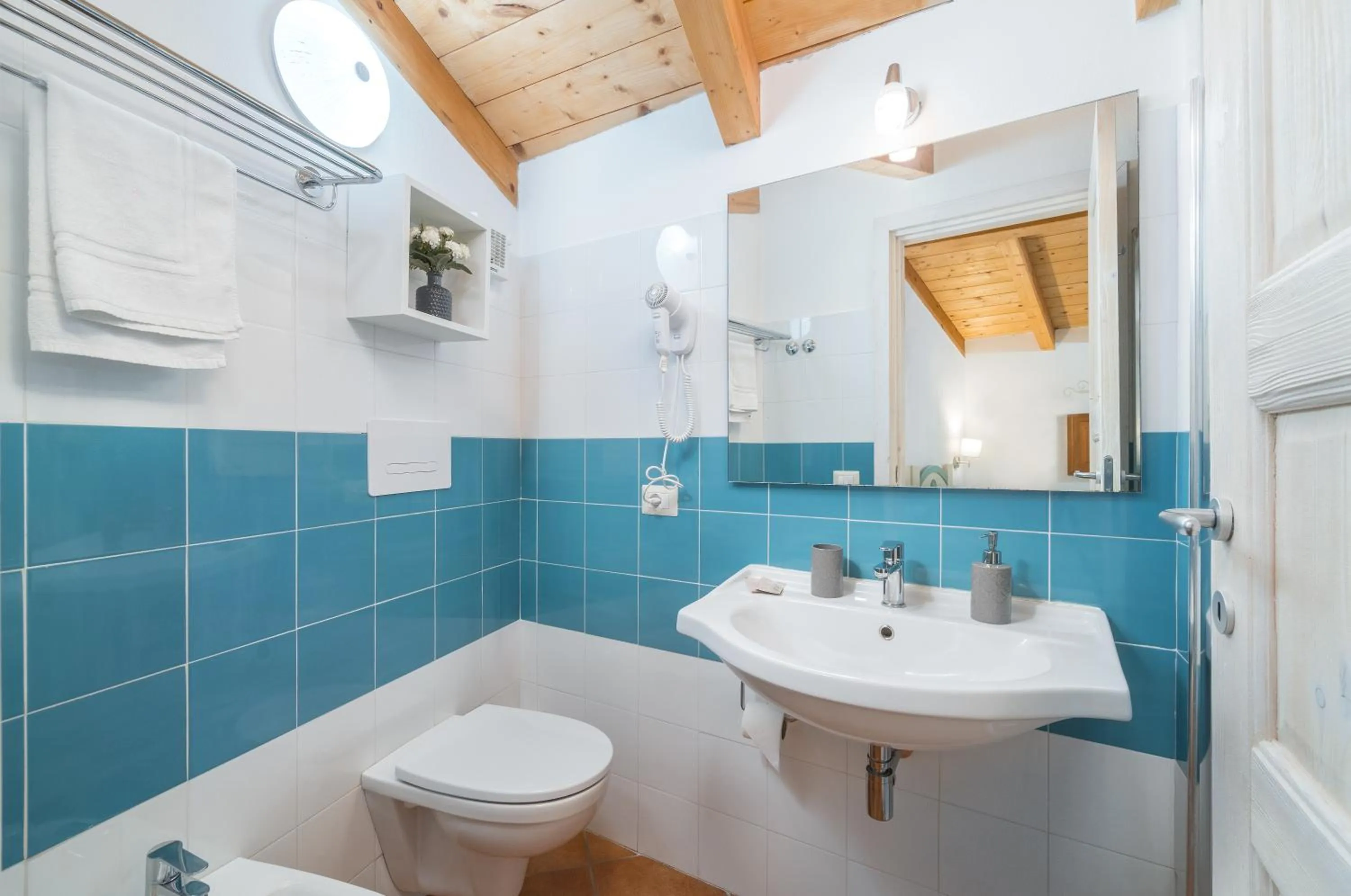 Toilet in Bosa Queen House