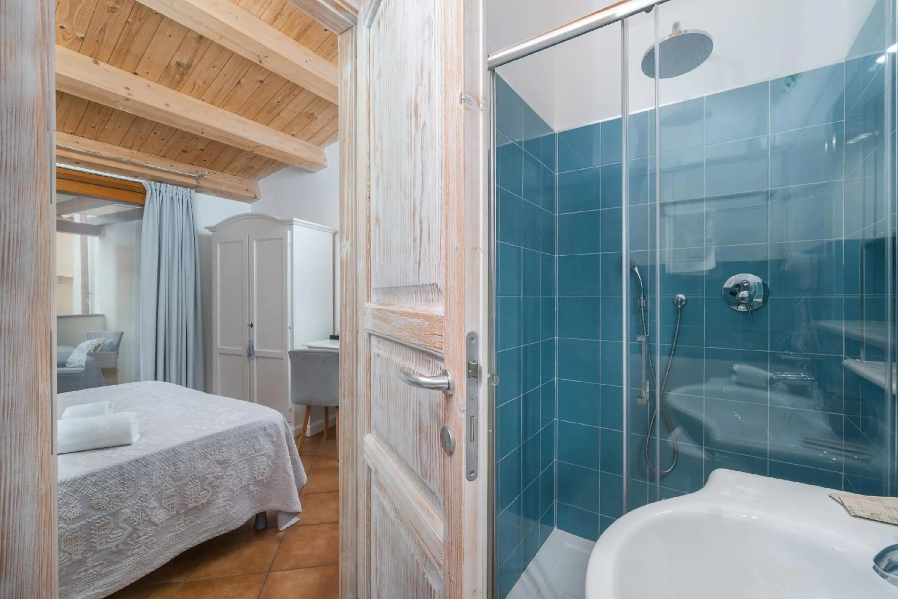 Shower, Bed in Bosa Queen House