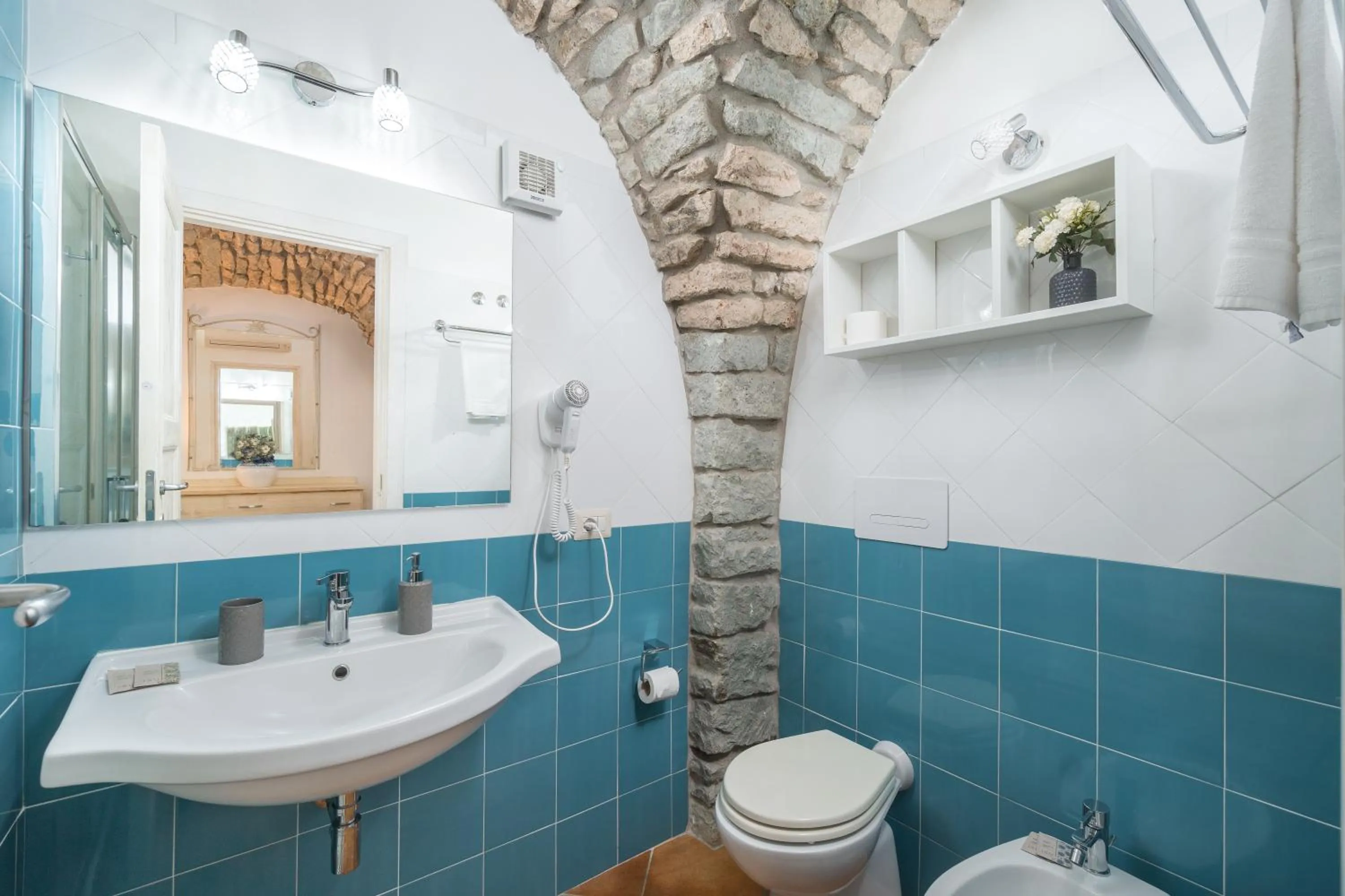 Toilet in Bosa Queen House