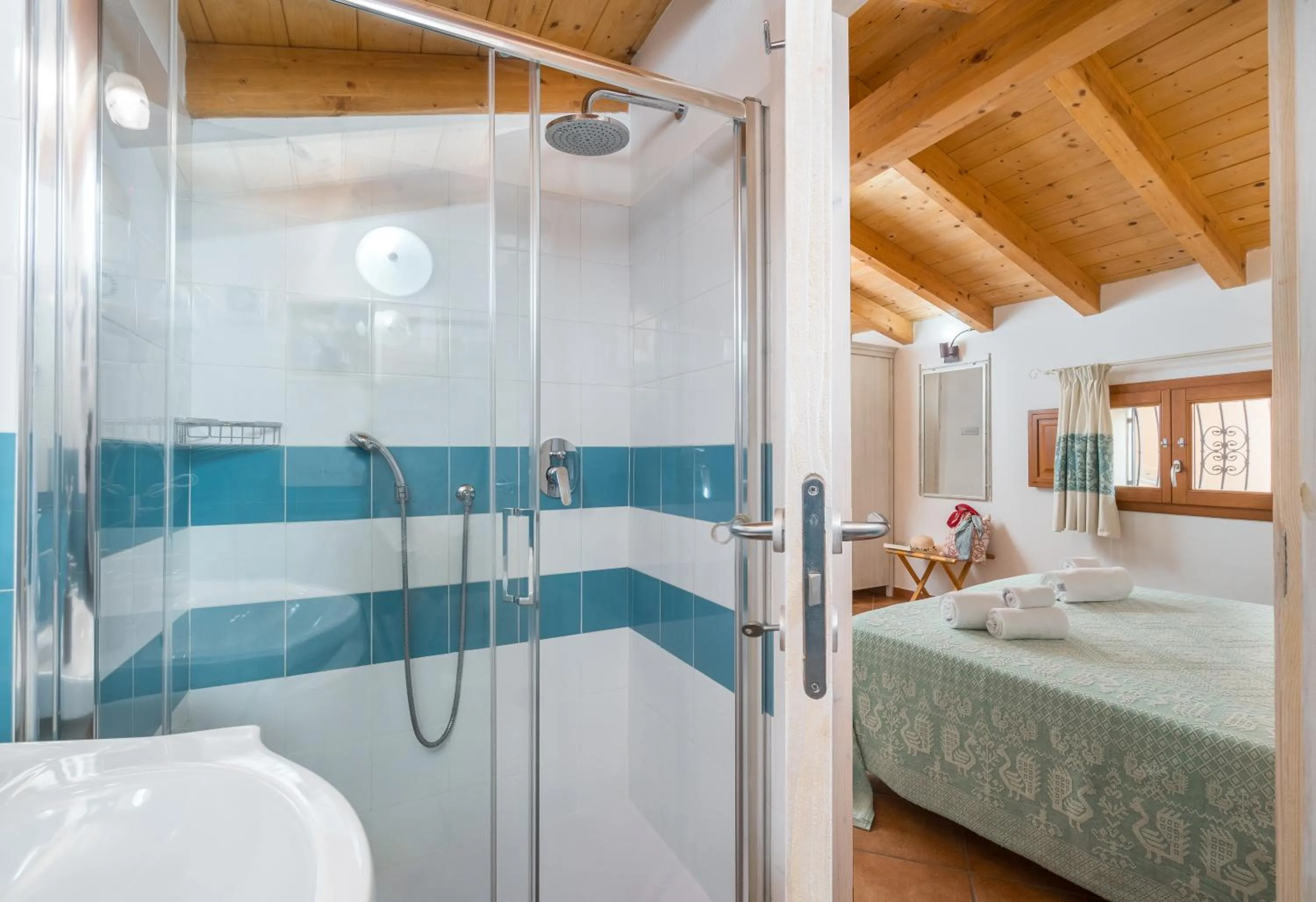 Shower, Bed in Bosa Queen House