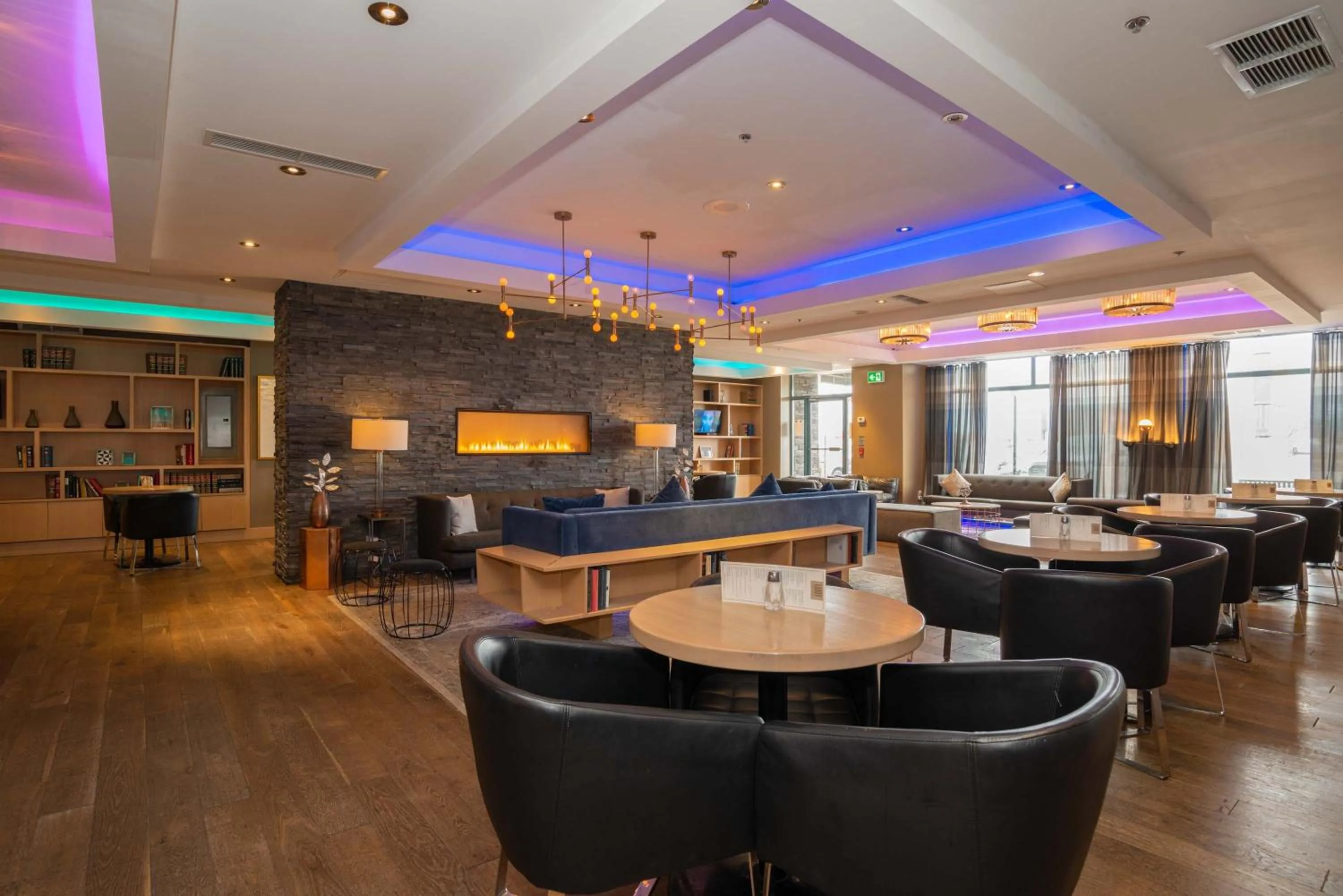 Lounge or bar in Sandman Signature Mississauga Hotel