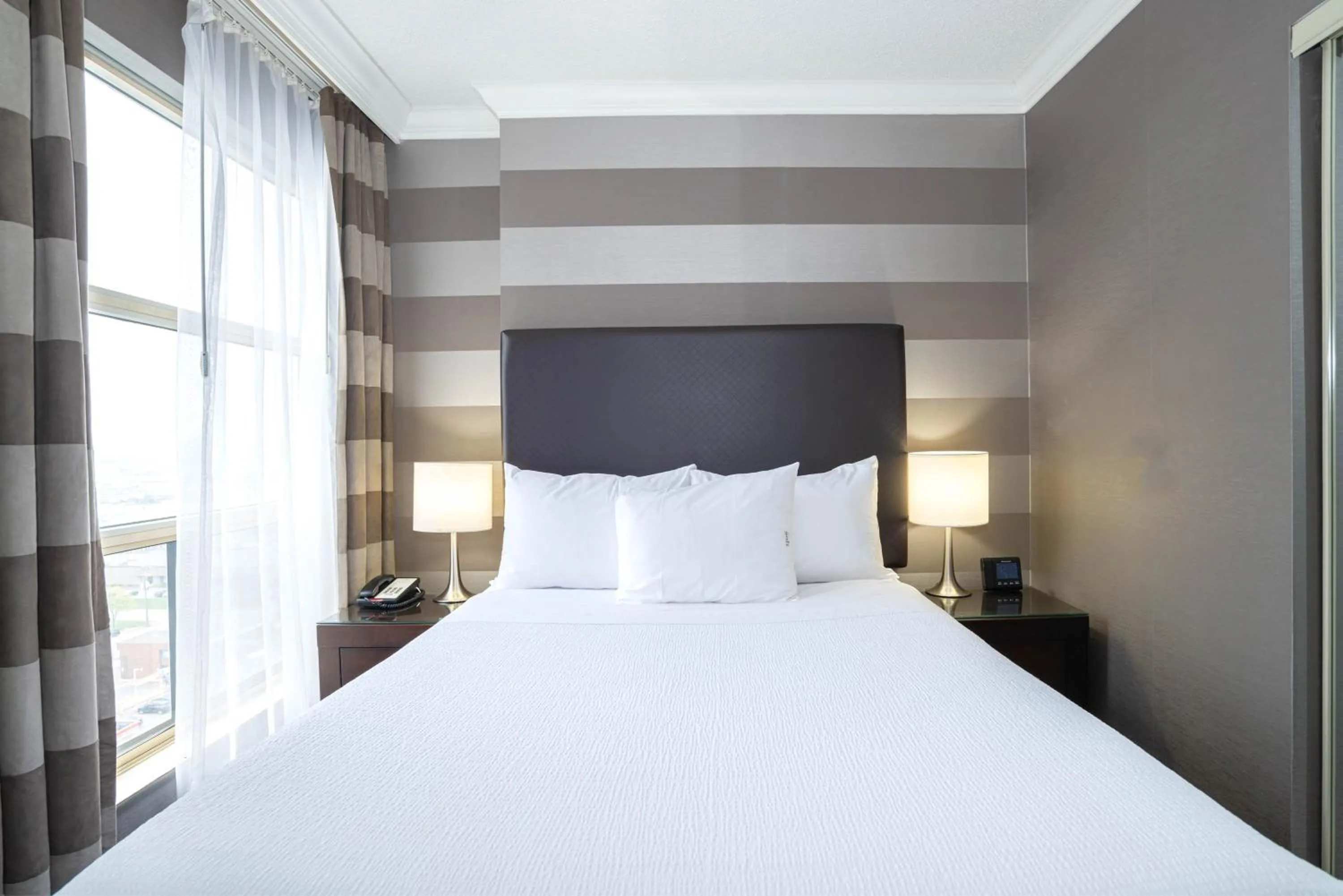 Photo of the whole room, Bed in Sandman Signature Mississauga Hotel