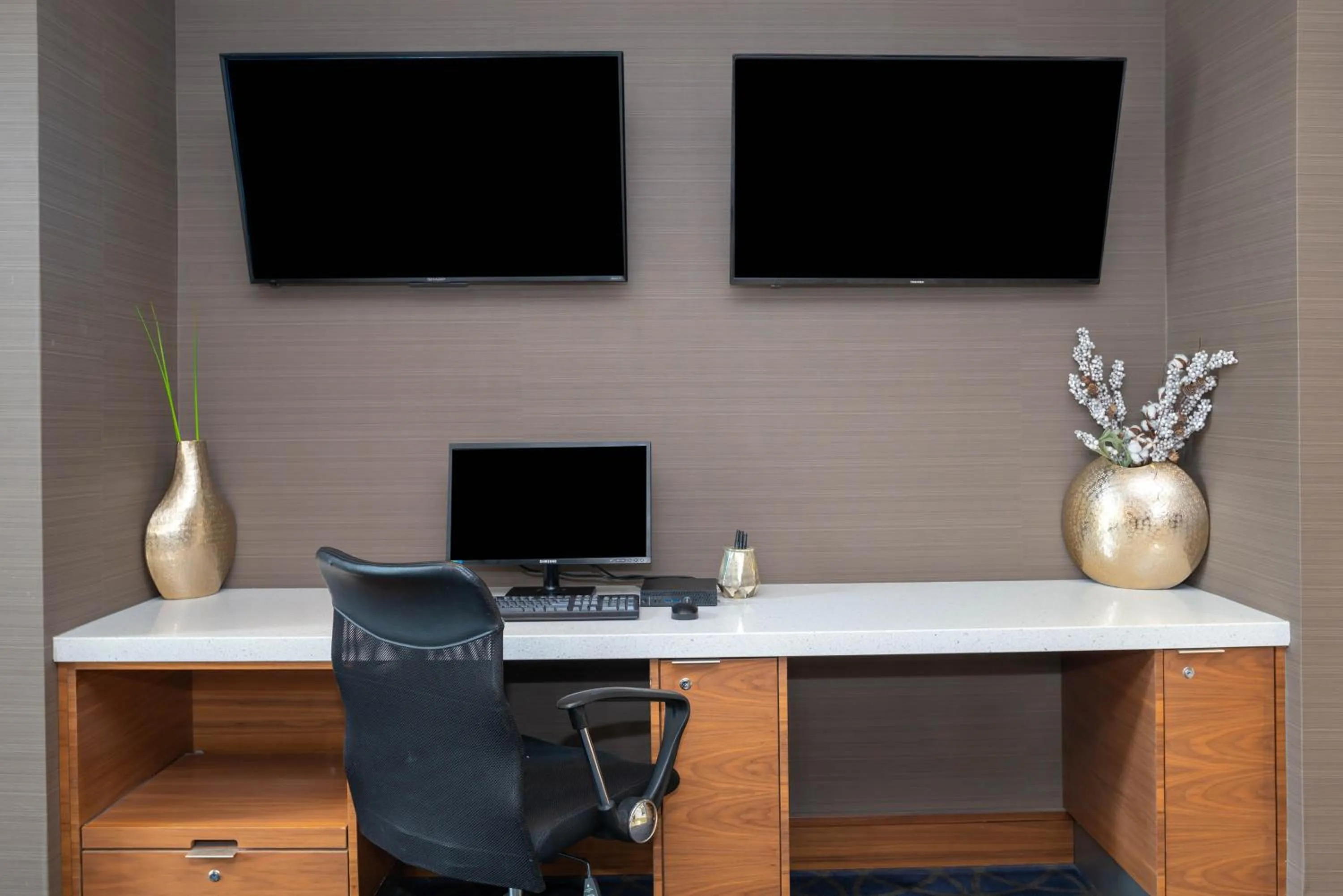 Business facilities in Sandman Signature Mississauga Hotel