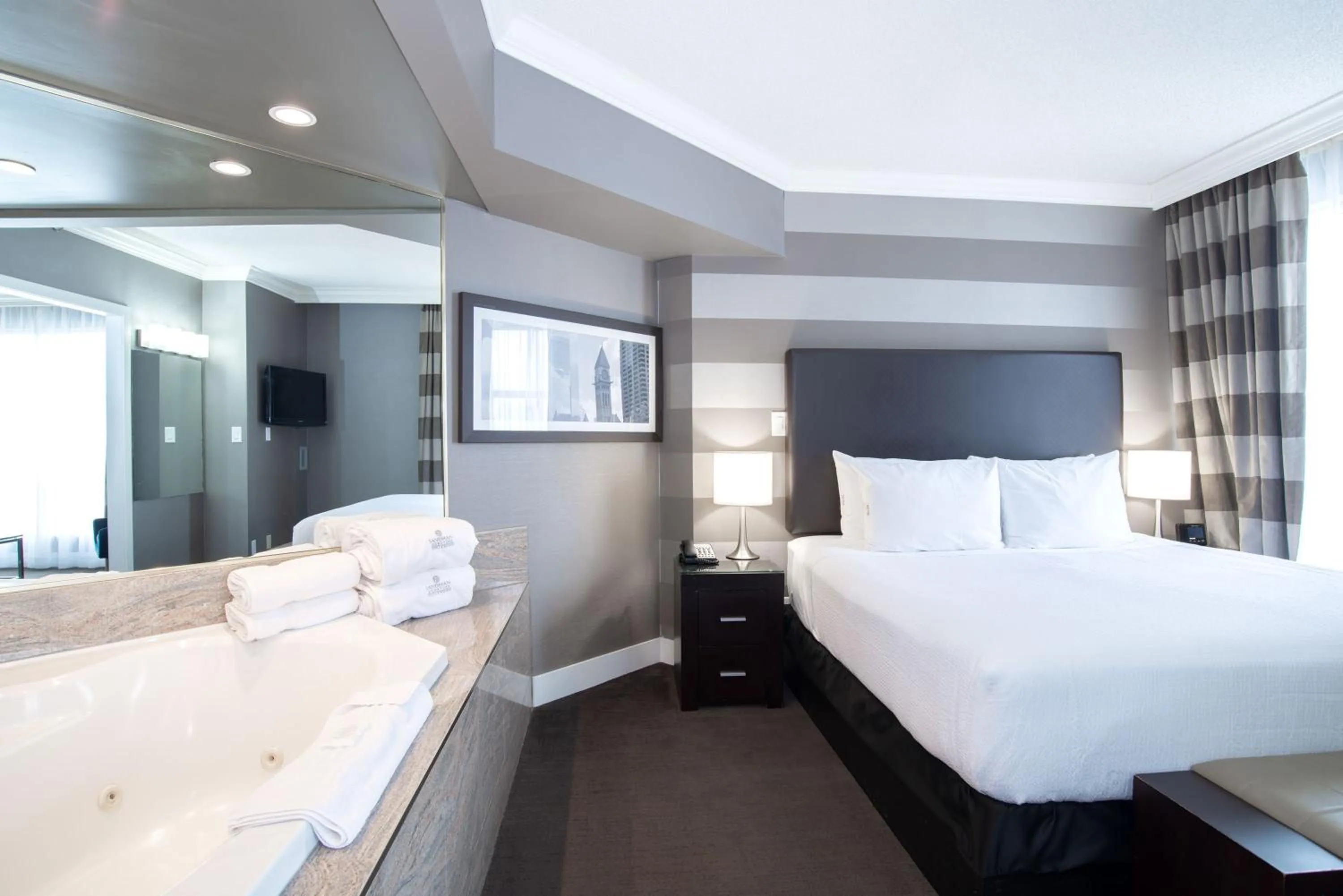 Photo of the whole room, Bed in Sandman Signature Mississauga Hotel
