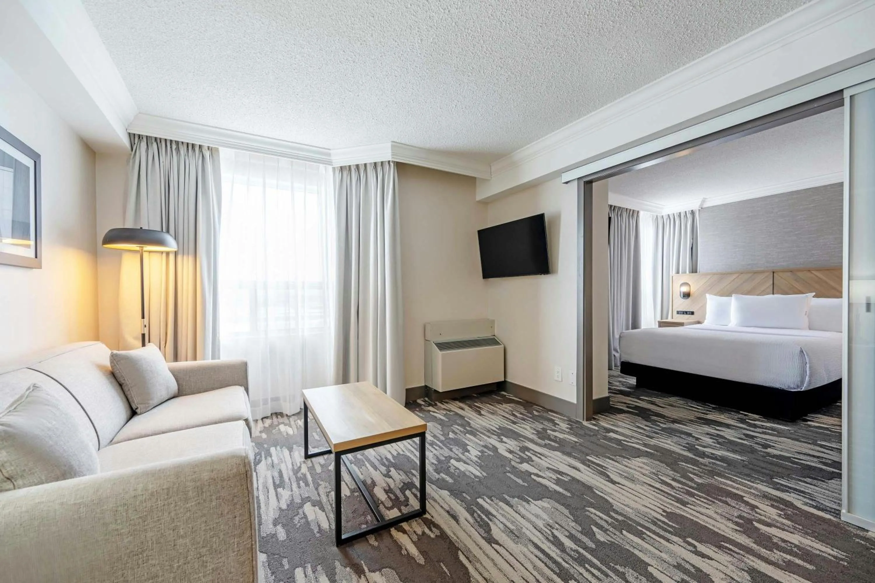 Photo of the whole room, Bed in Sandman Signature Mississauga Hotel