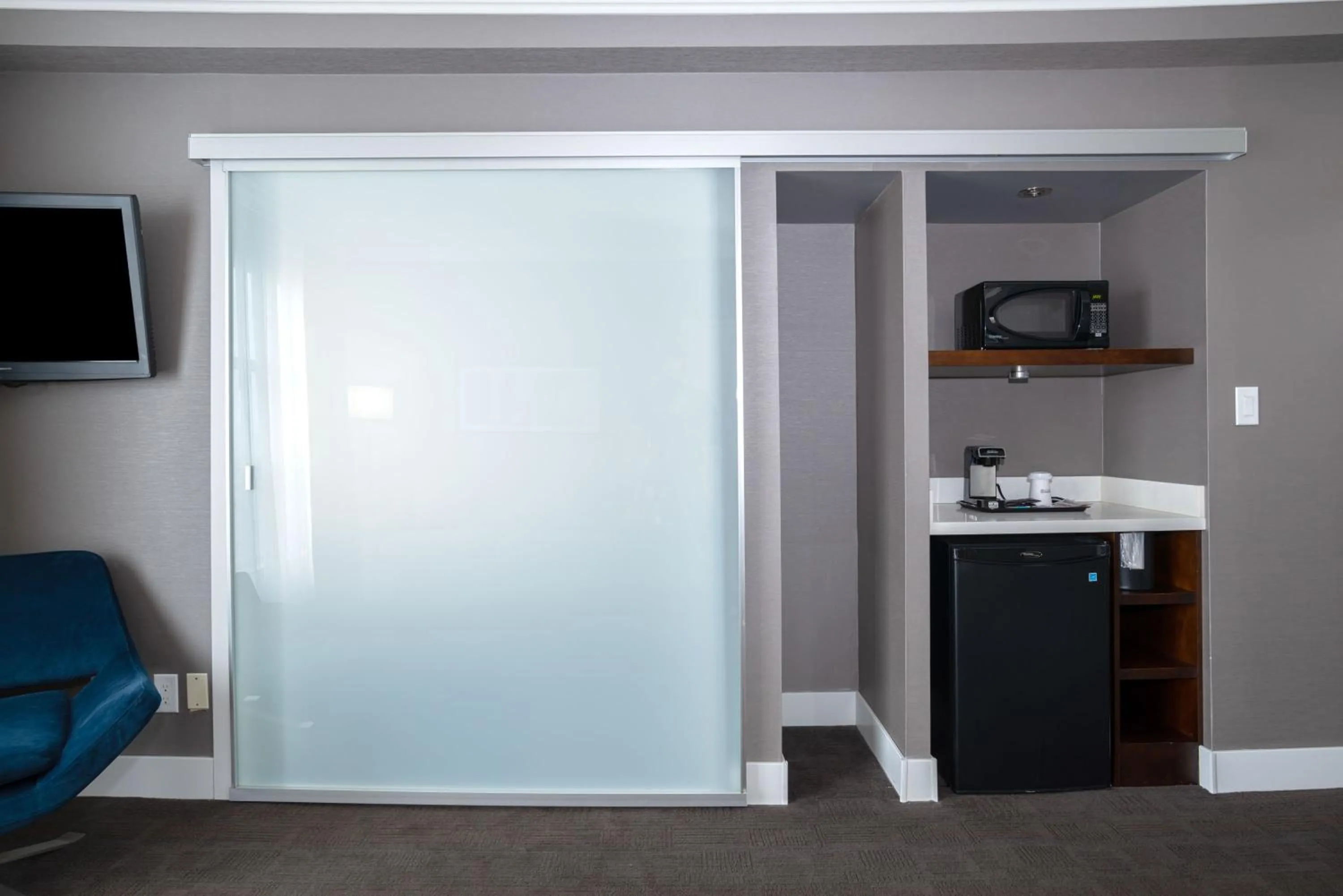 Kitchen or kitchenette in Sandman Signature Mississauga Hotel