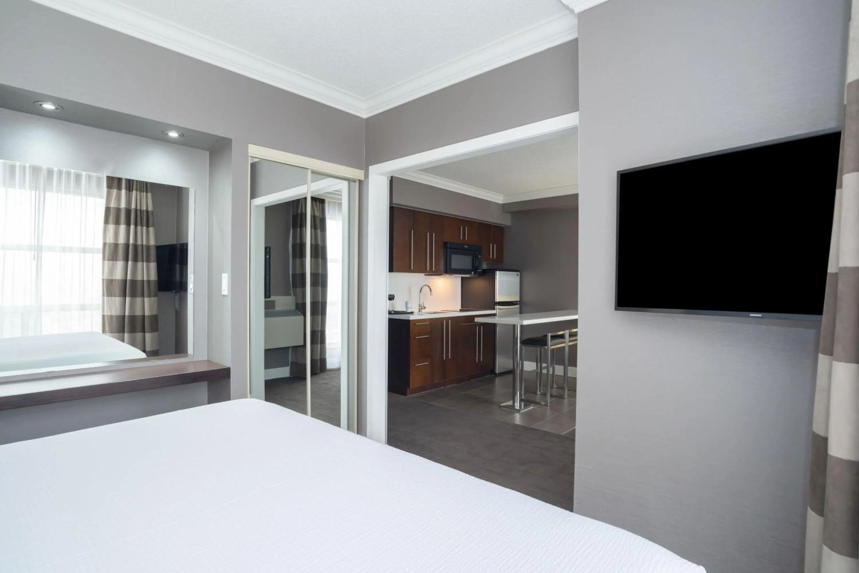 Photo of the whole room, Bed in Sandman Signature Mississauga Hotel