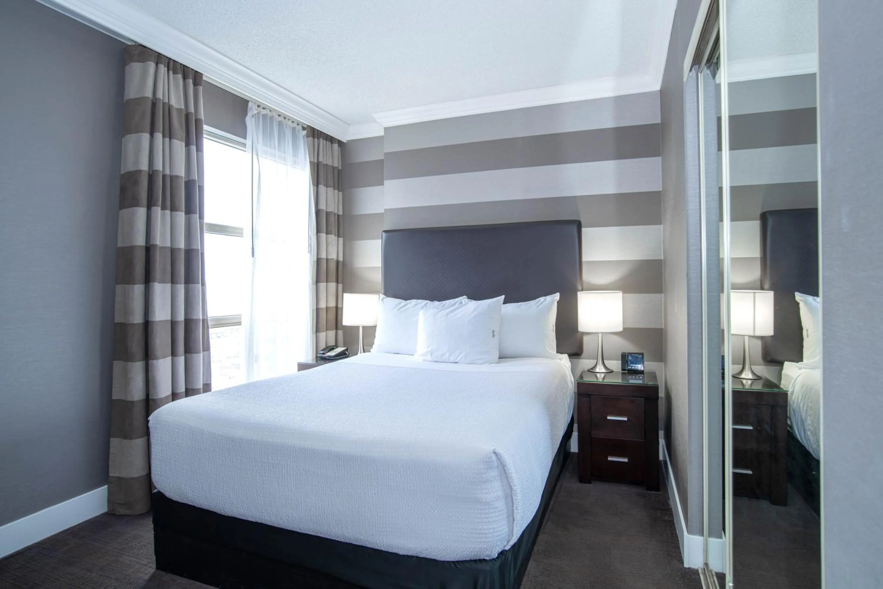 Photo of the whole room, Bed in Sandman Signature Mississauga Hotel