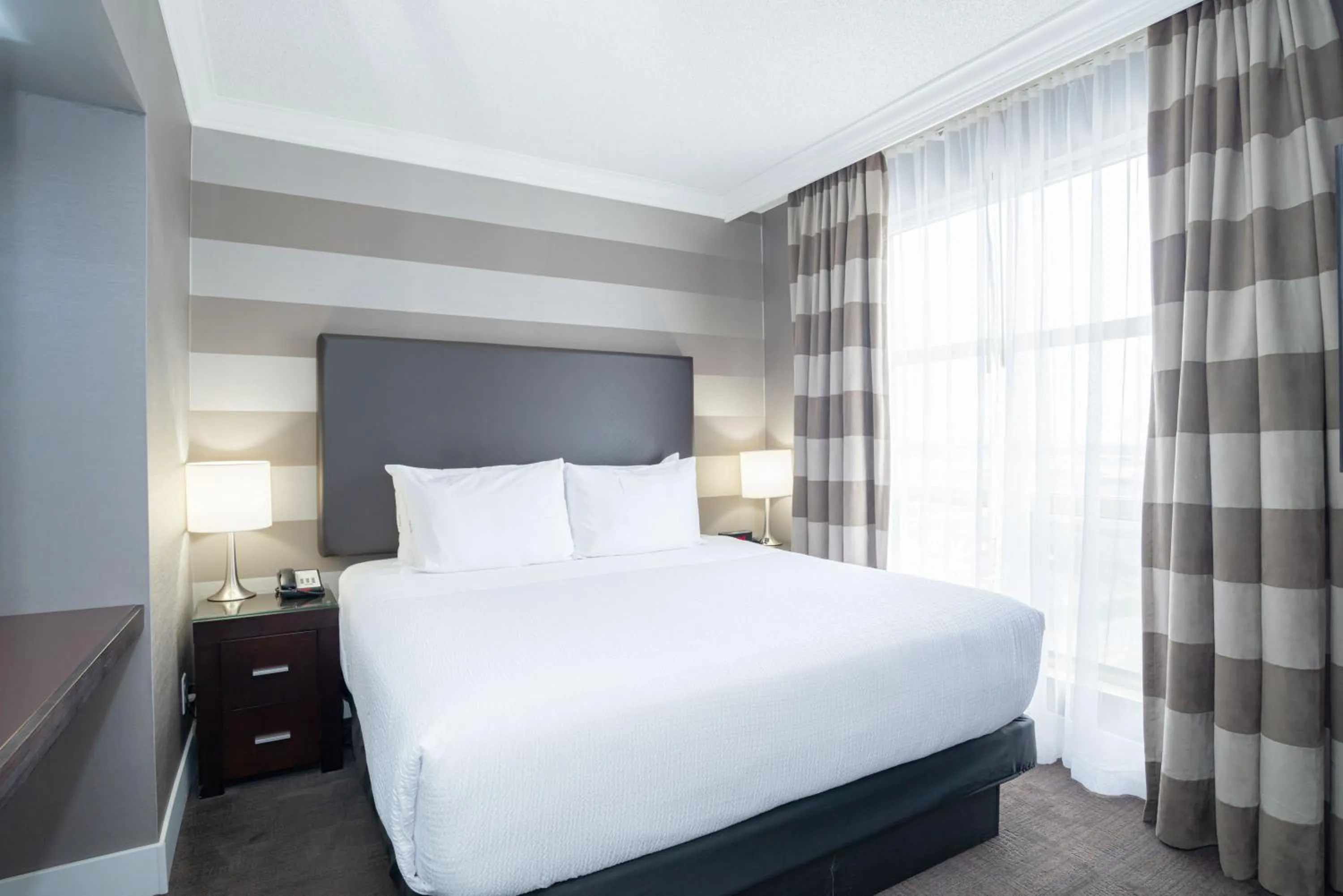 Photo of the whole room, Bed in Sandman Signature Mississauga Hotel