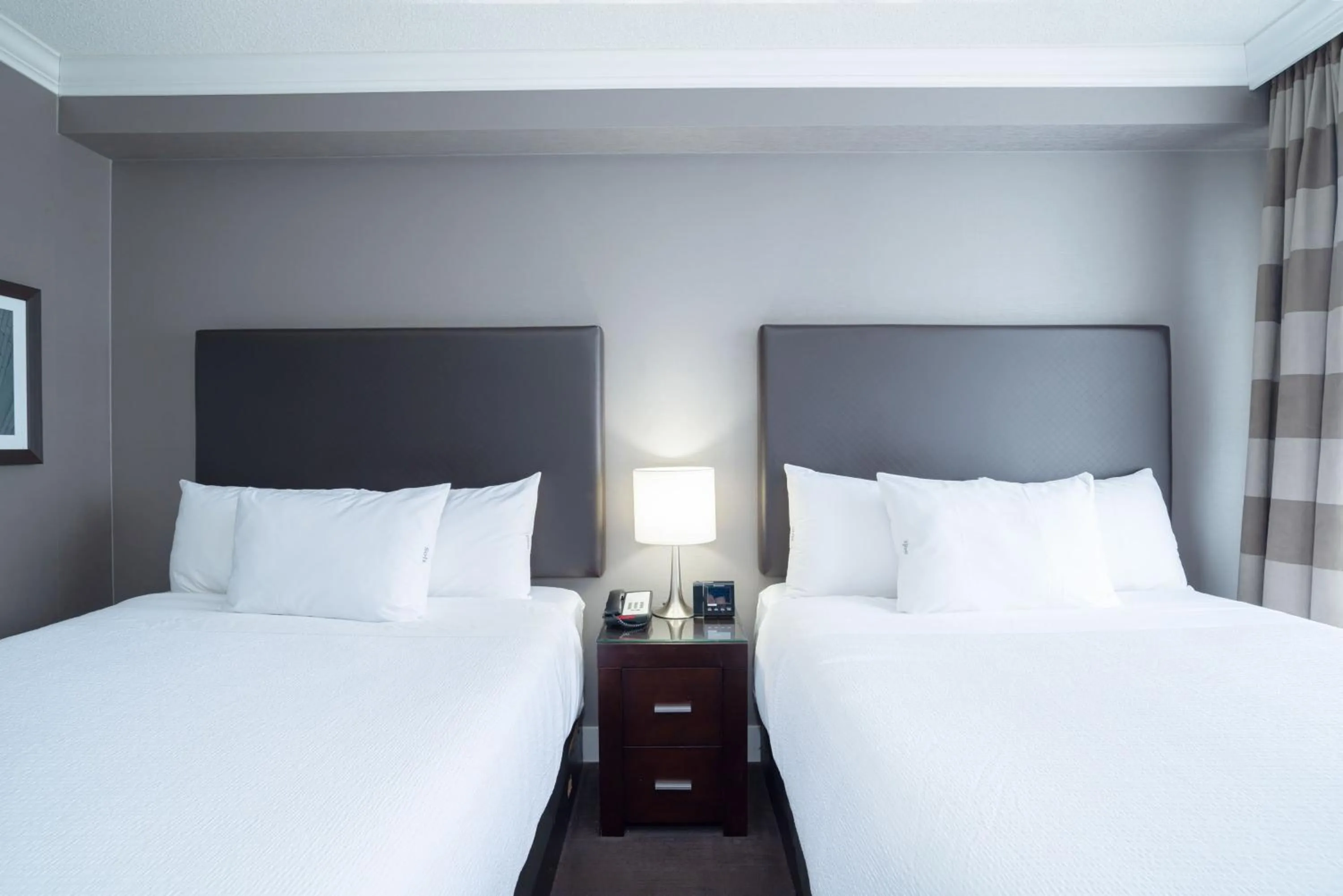 Photo of the whole room, Bed in Sandman Signature Mississauga Hotel