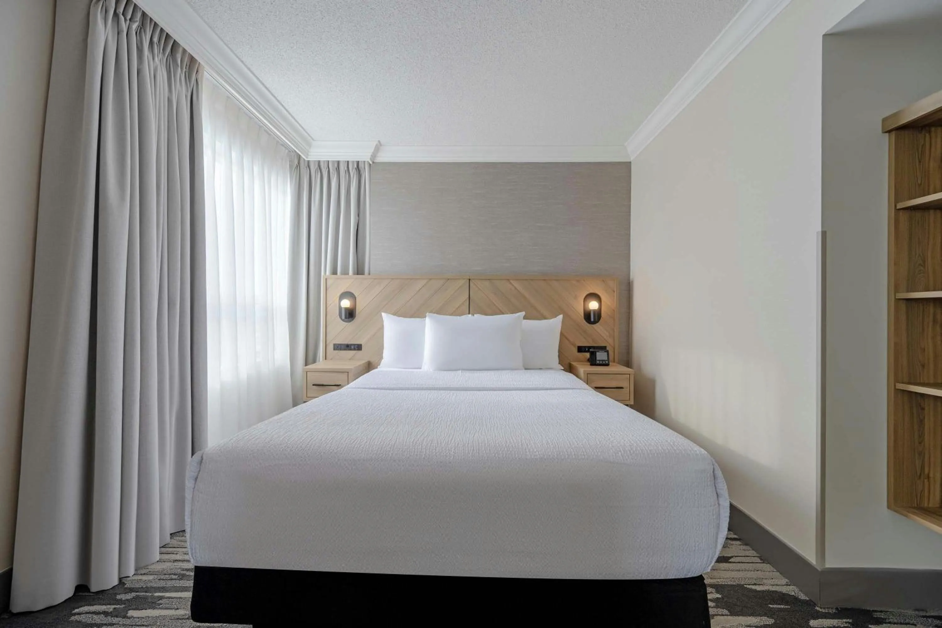 Photo of the whole room, Bed in Sandman Signature Mississauga Hotel