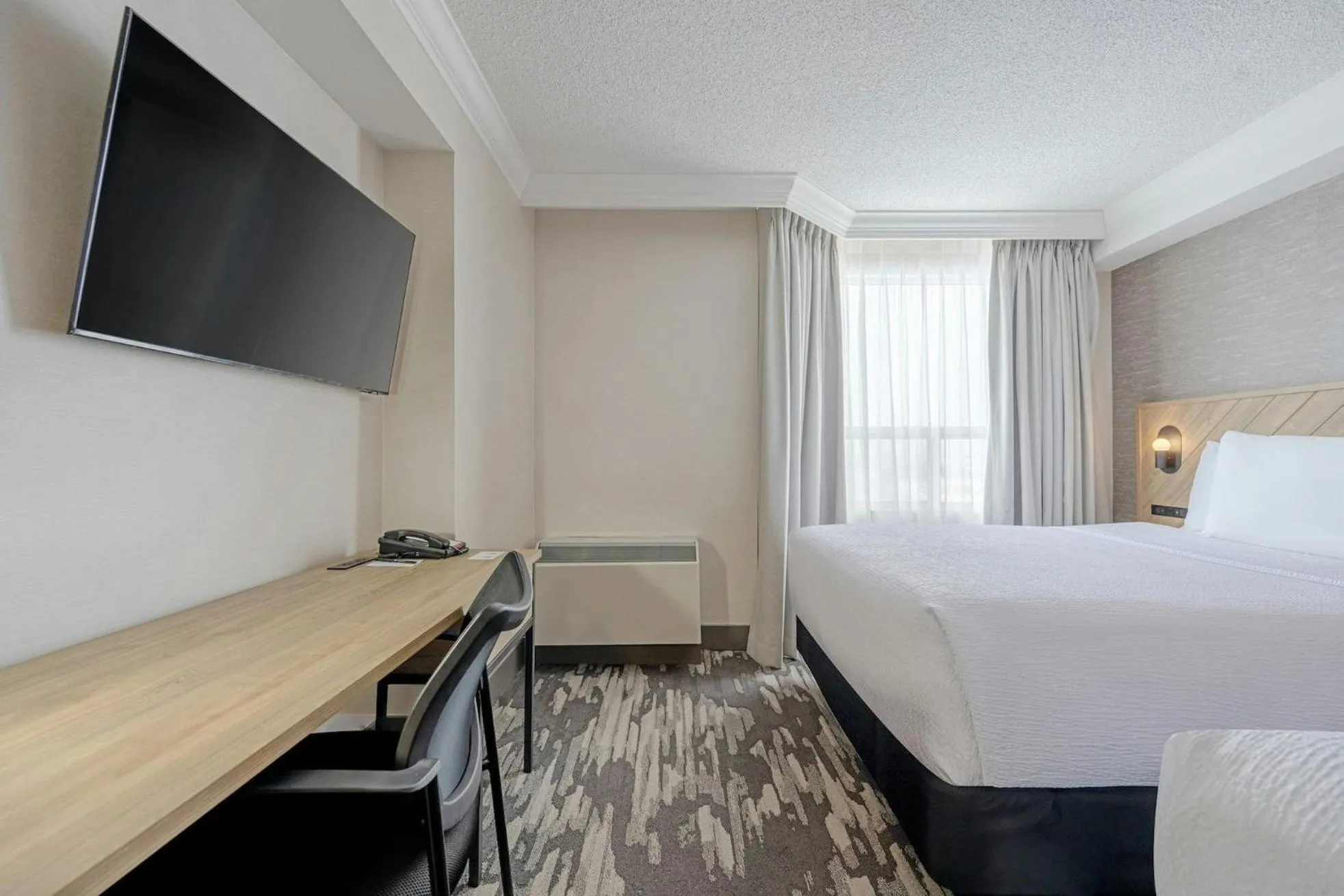 Photo of the whole room, Bed in Sandman Signature Mississauga Hotel