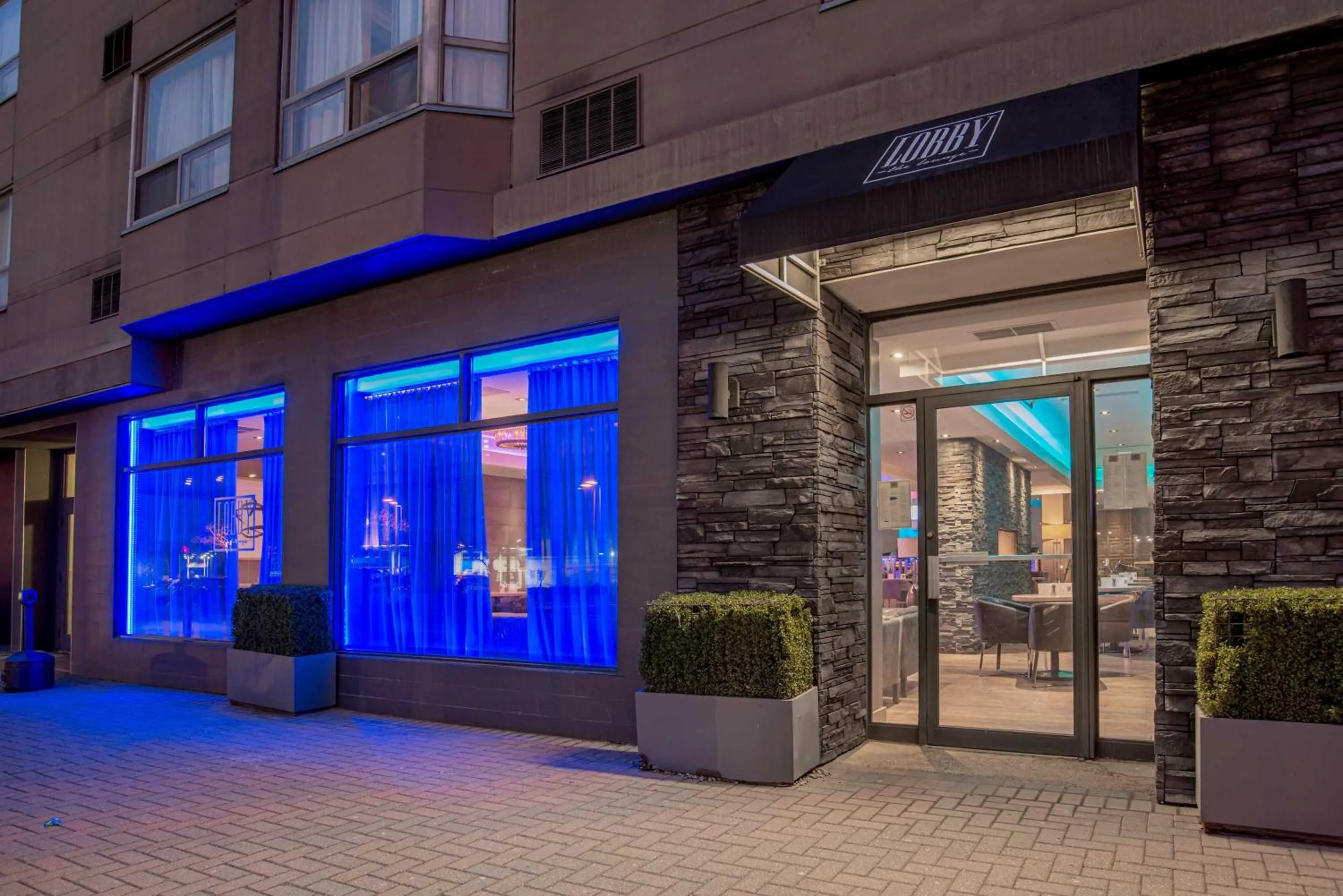 Lounge or bar in Sandman Signature Mississauga Hotel