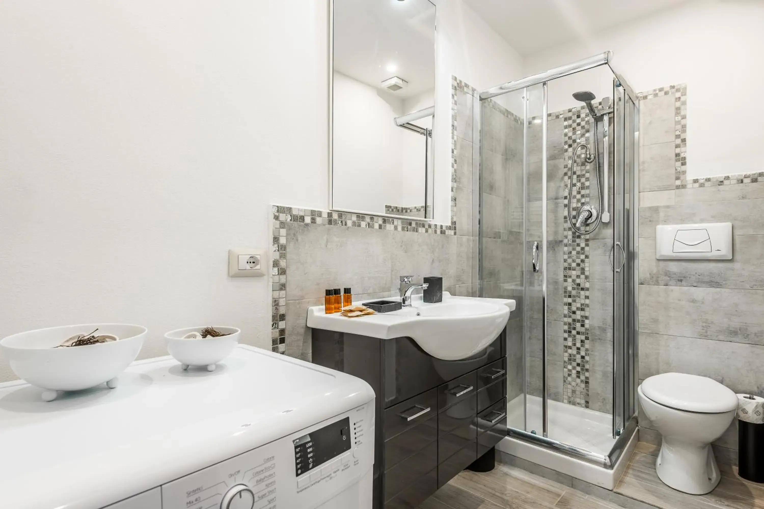 Shower in Dreamy Guelfa by Mmega Shower in Dreamy Guelfa by Mmega