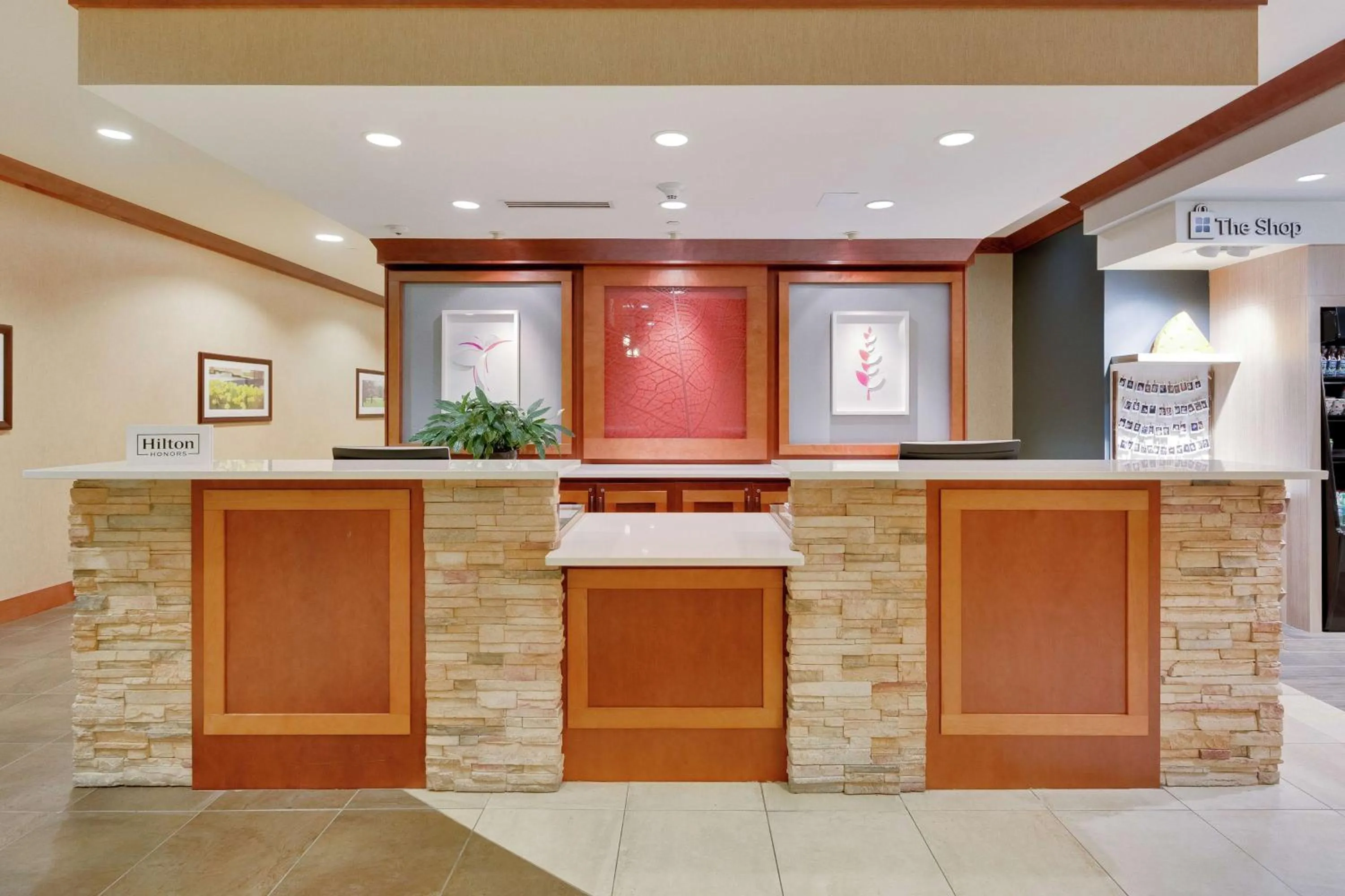 Lobby or reception in Hilton Garden Inn Milwaukee Airport