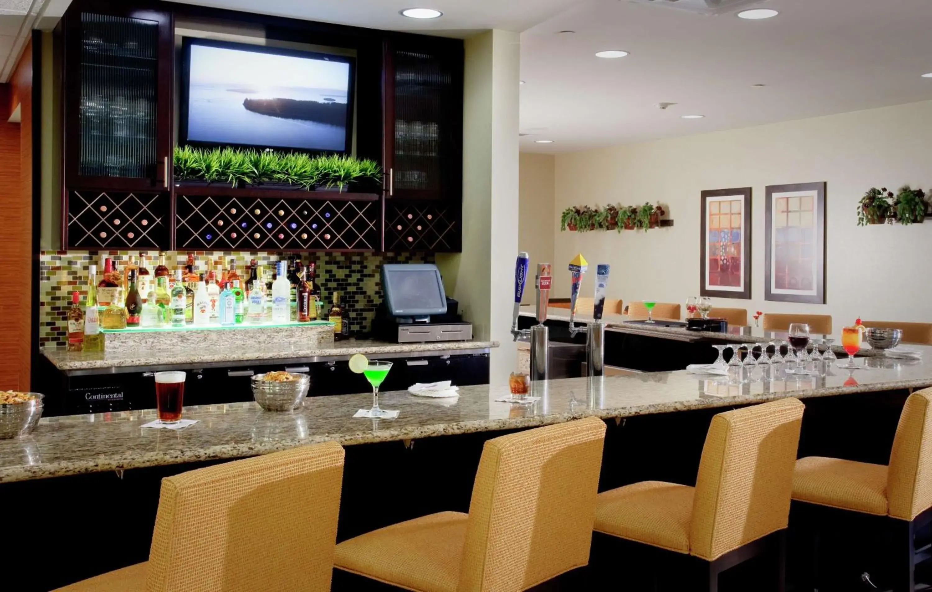 Lounge or bar in Hilton Garden Inn Seattle/Bothell Lounge or bar in Hilton Garden Inn Seattle/Bothell
