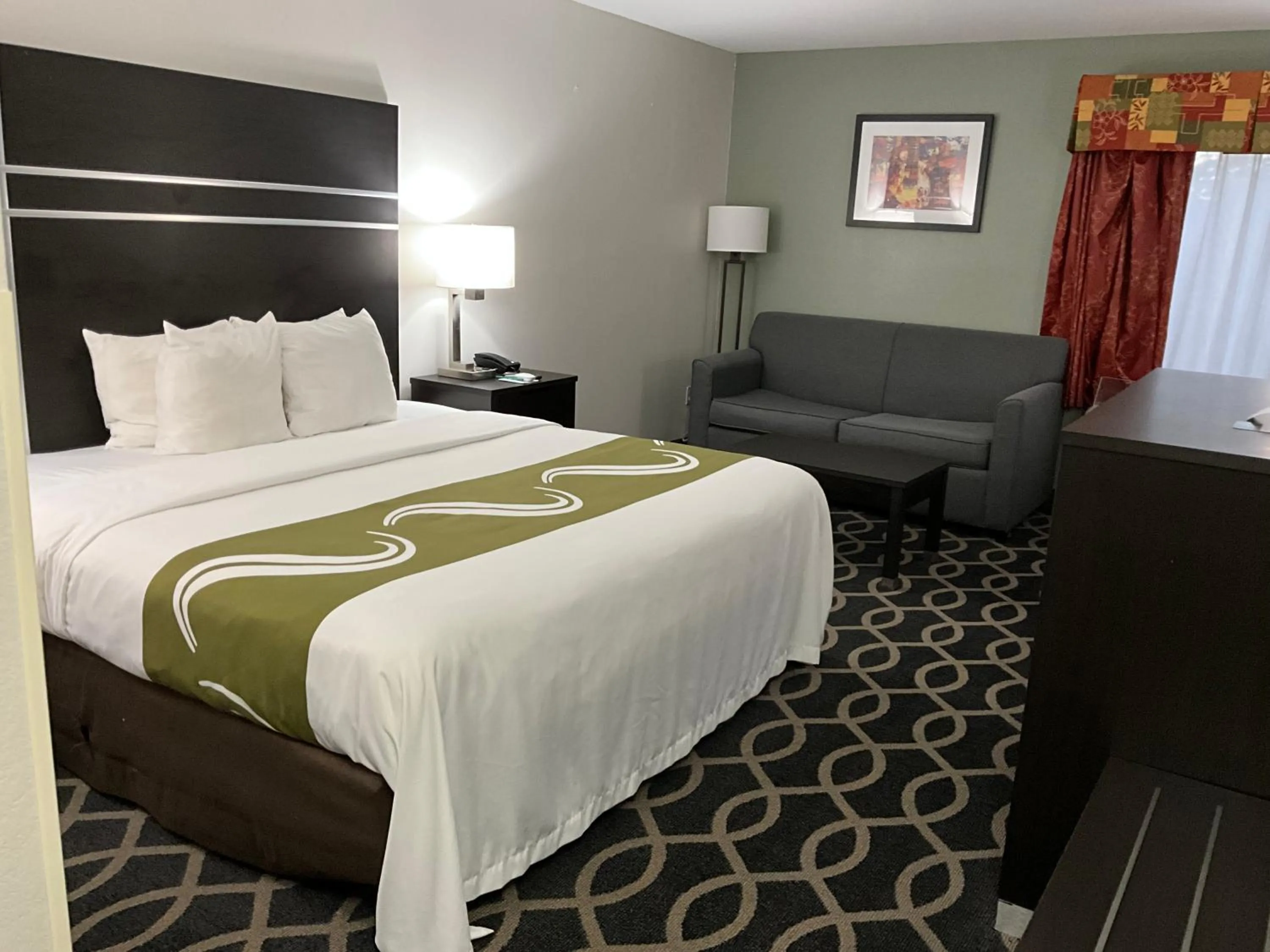 Bed in Quality Inn Jacksonville near Little Rock Air Force Base