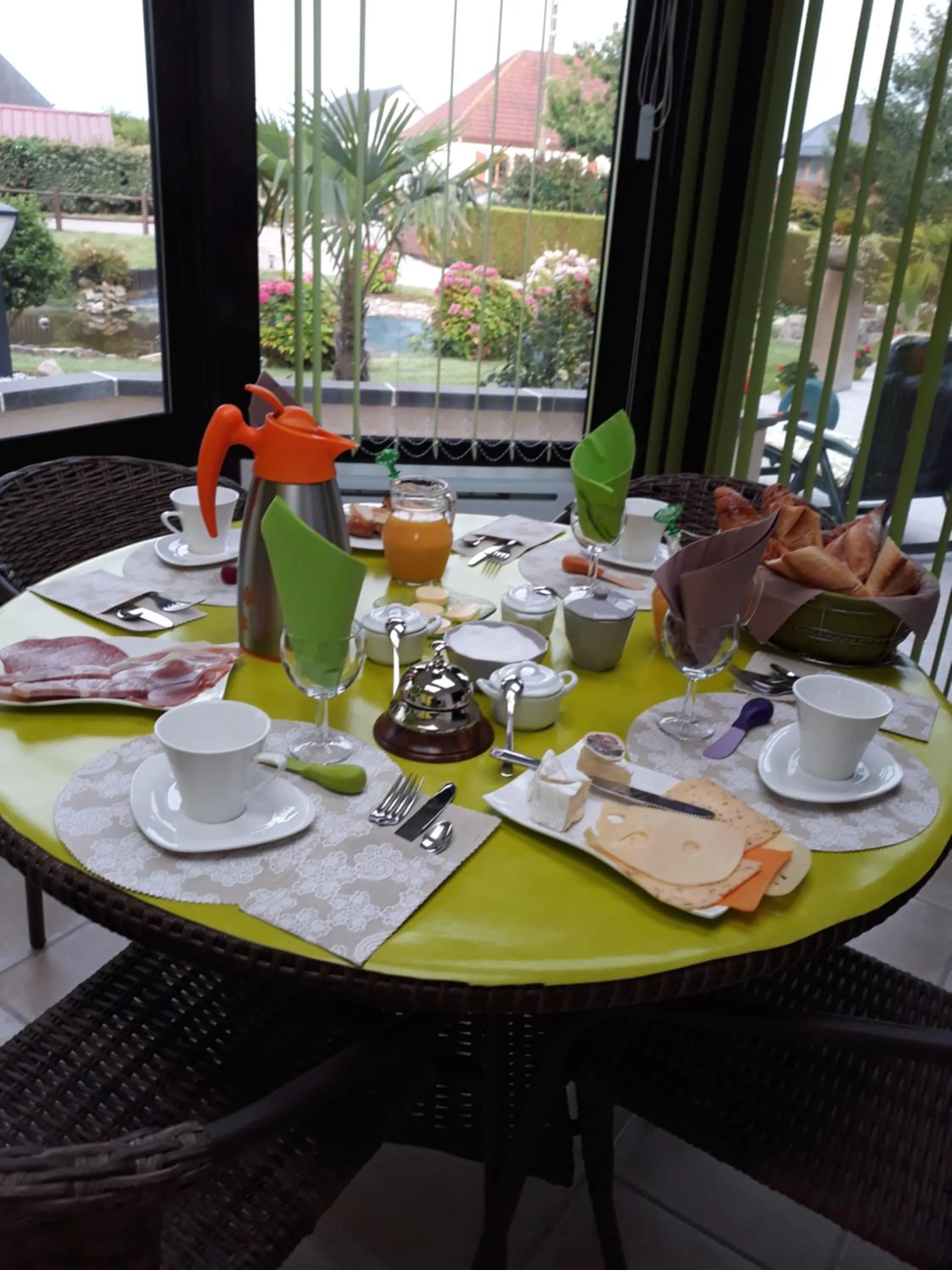 Continental breakfast in La mare aux canards
