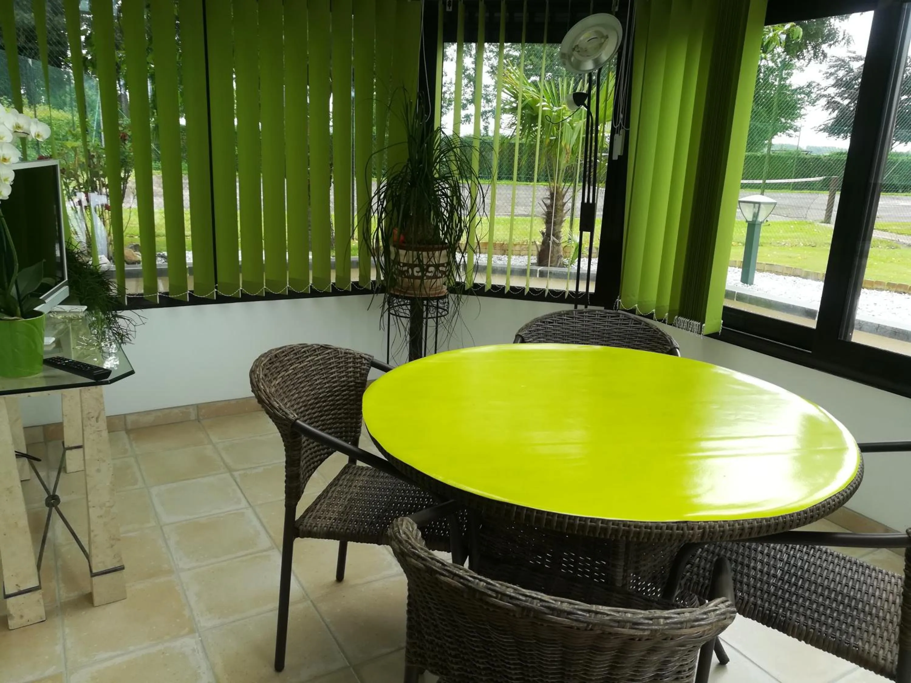 Dining area in La mare aux canards