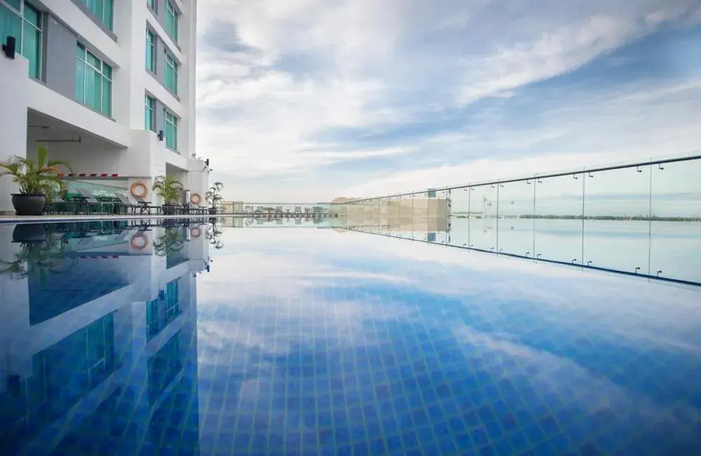 Swimming pool in Zenith Hotel Kuantan Swimming pool in Zenith Hotel Kuantan