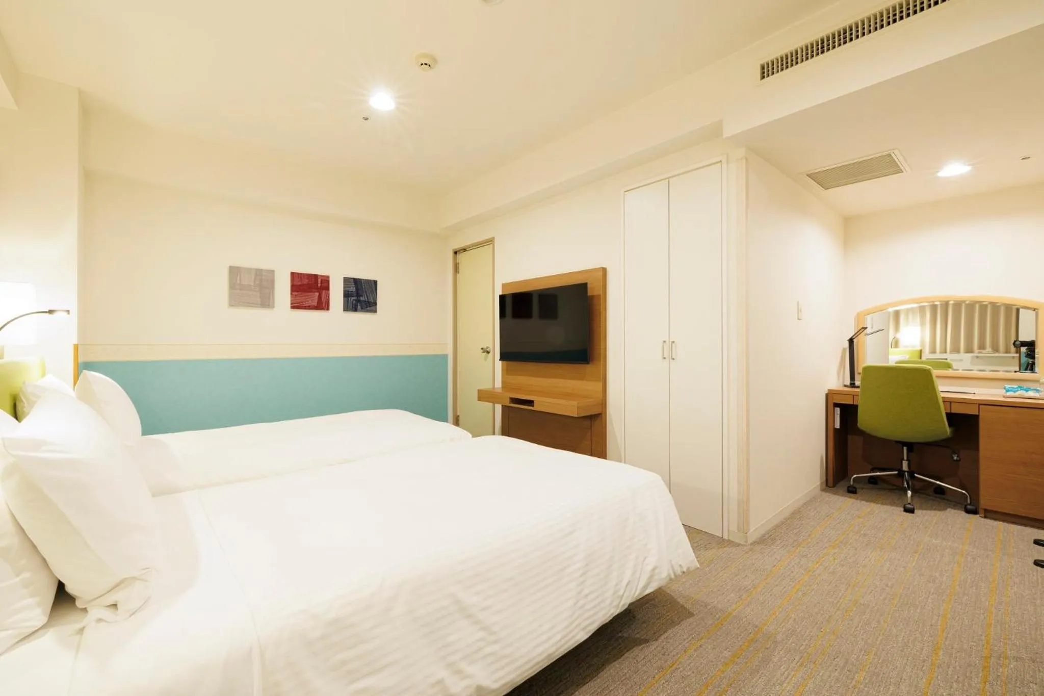 Photo of the whole room, Bed in ANA Holiday Inn Sapporo Susukino by IHG