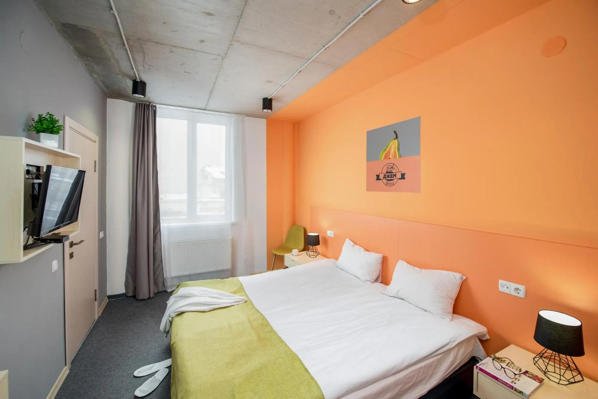 Budget Double Room in Jam Hotel Hnatyuka