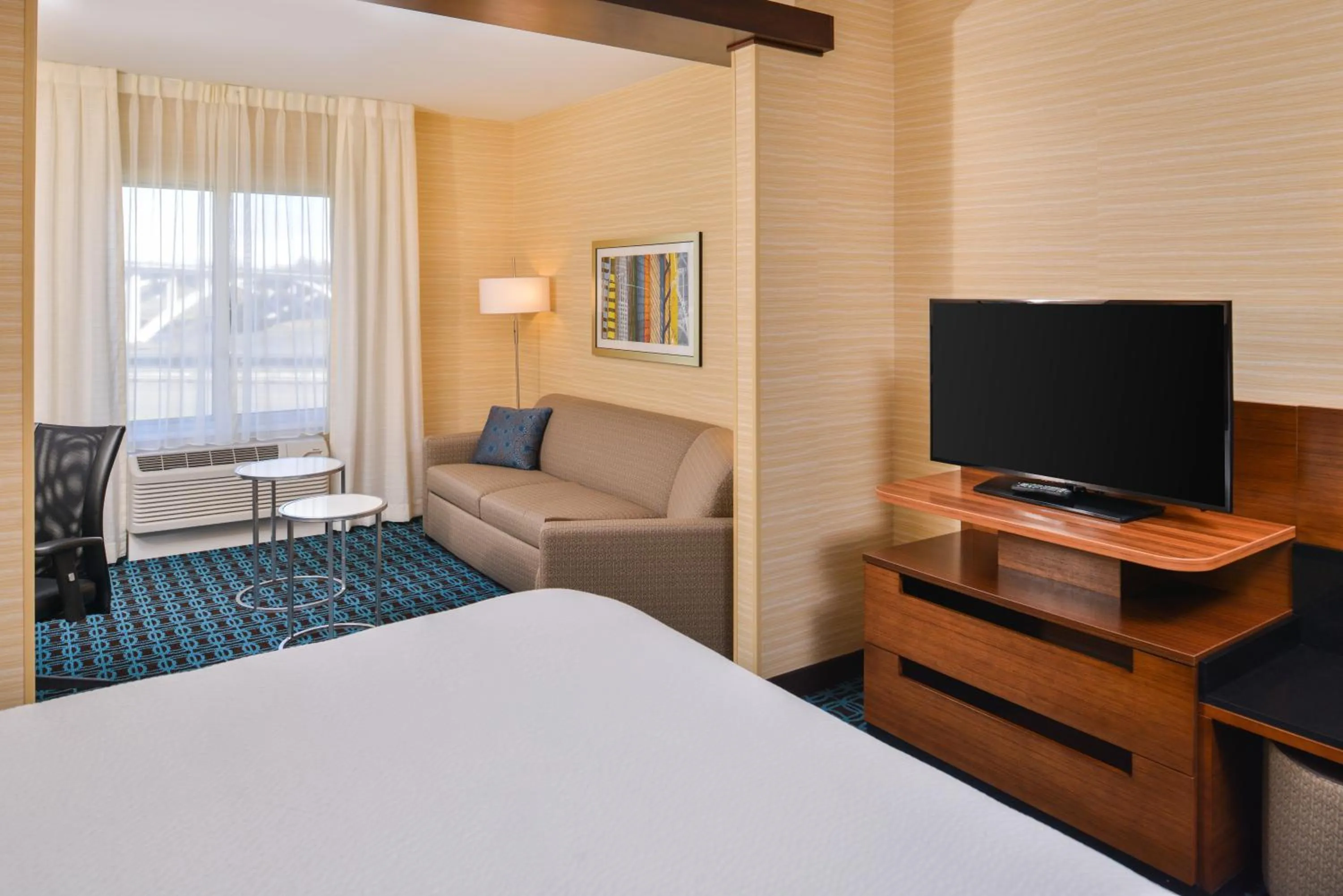 Seating area, Bed in Fairfield Inn & Suites by Marriott Eugene East/Springfield