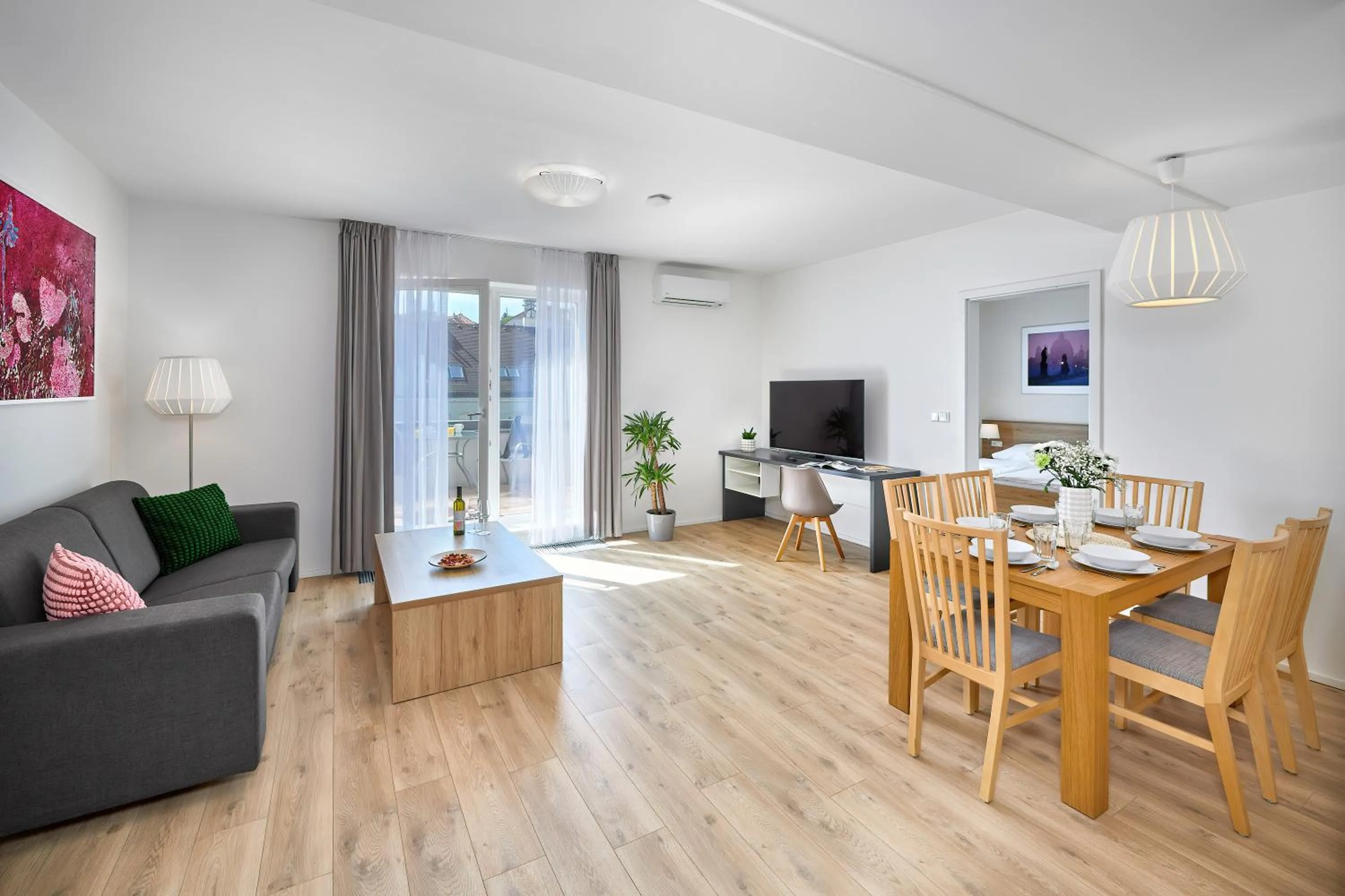 TV and multimedia in DownTown Suites Belohorska