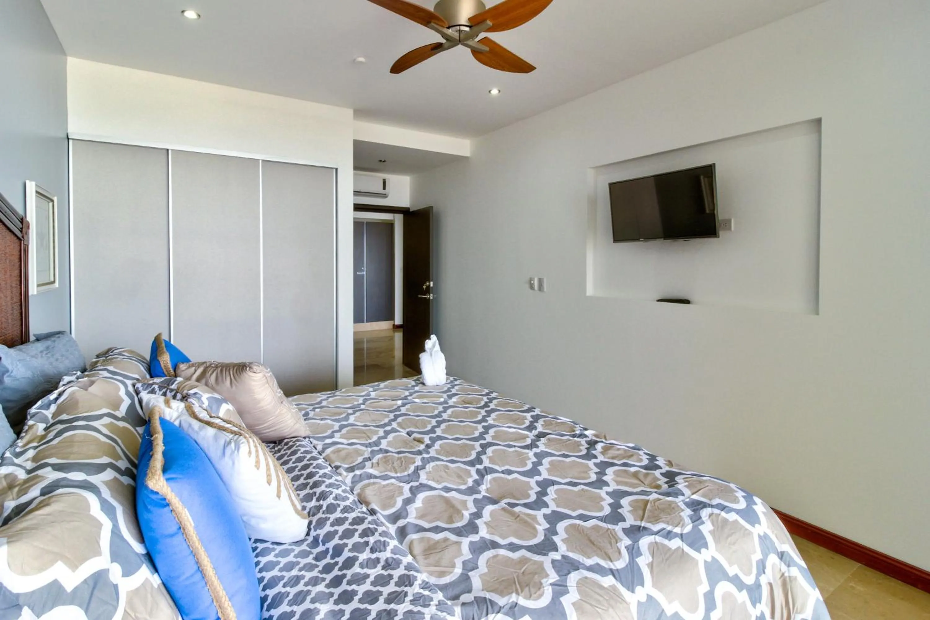 Bed in Breakwater Point 602