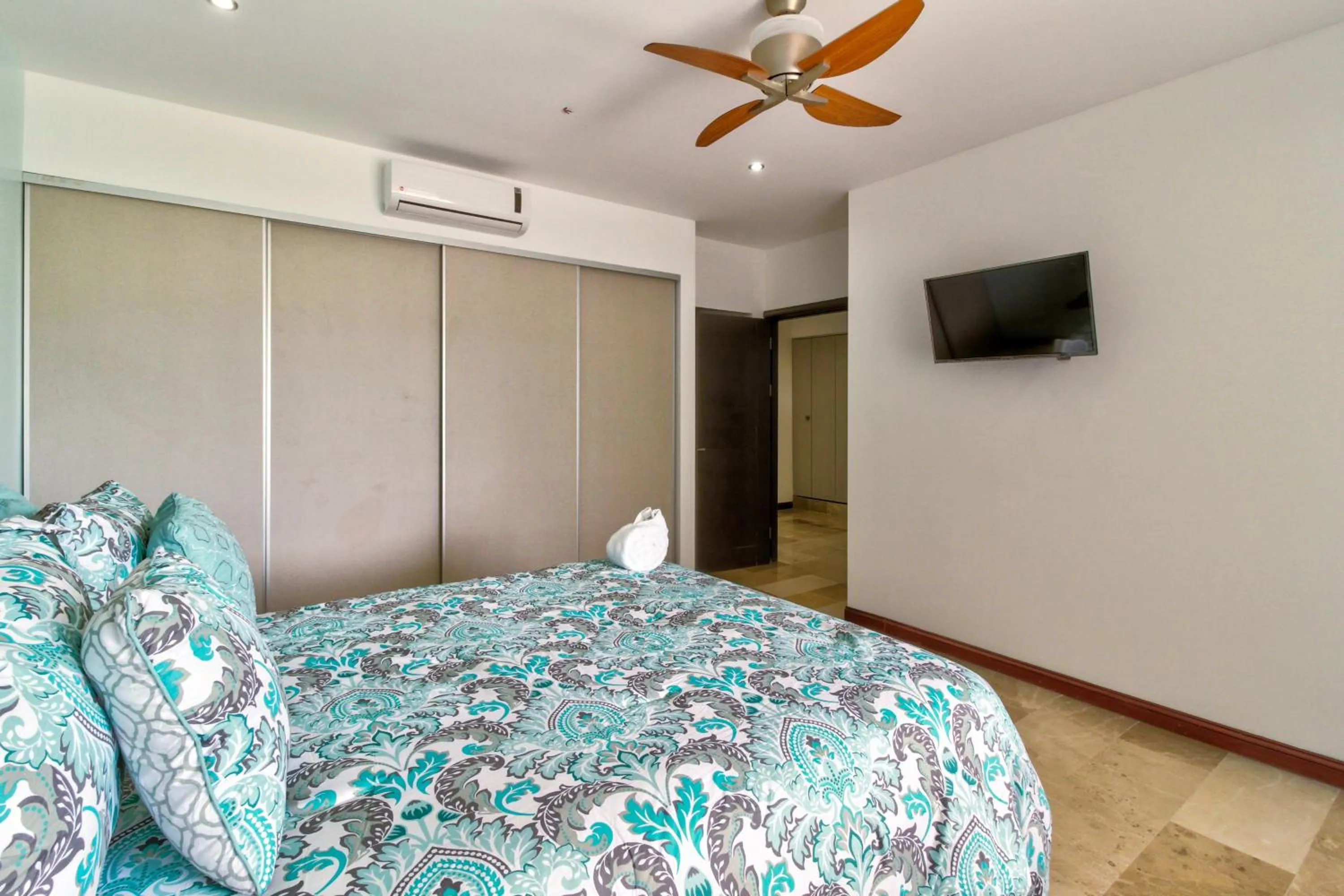 Bed in Breakwater Point 602