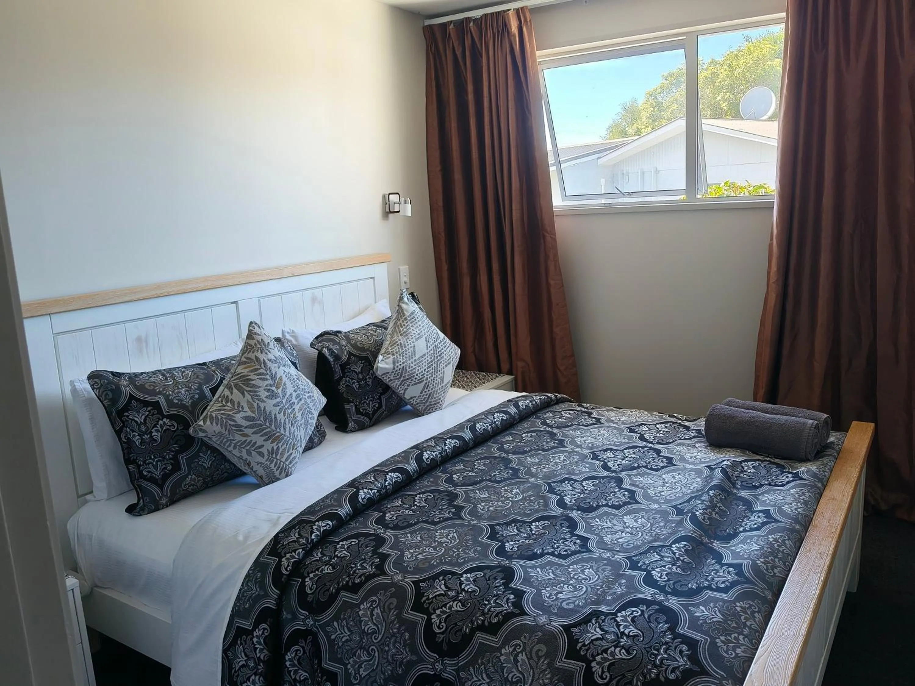 Bed in Willowbank Motel