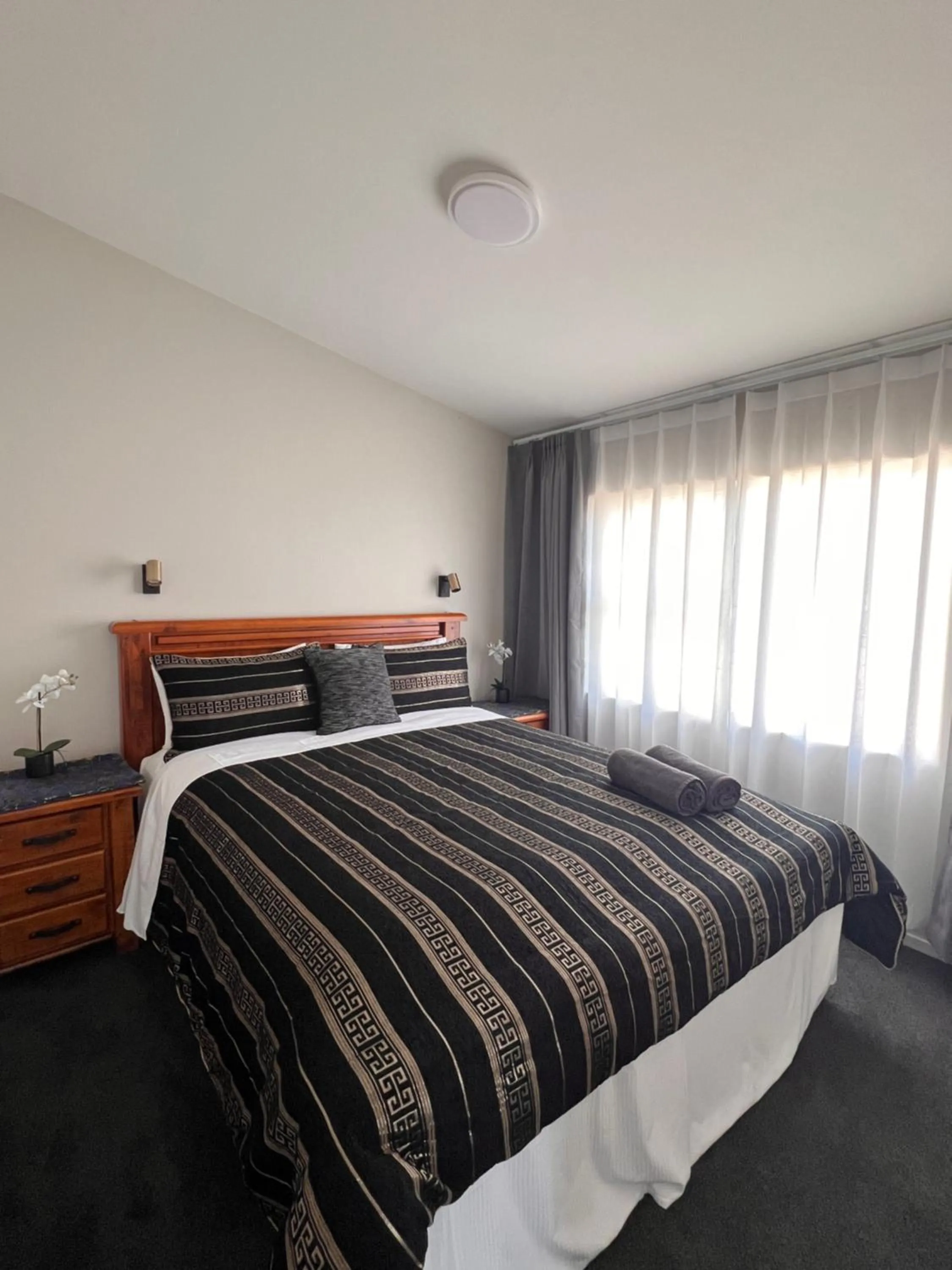 Bed in Willowbank Motel