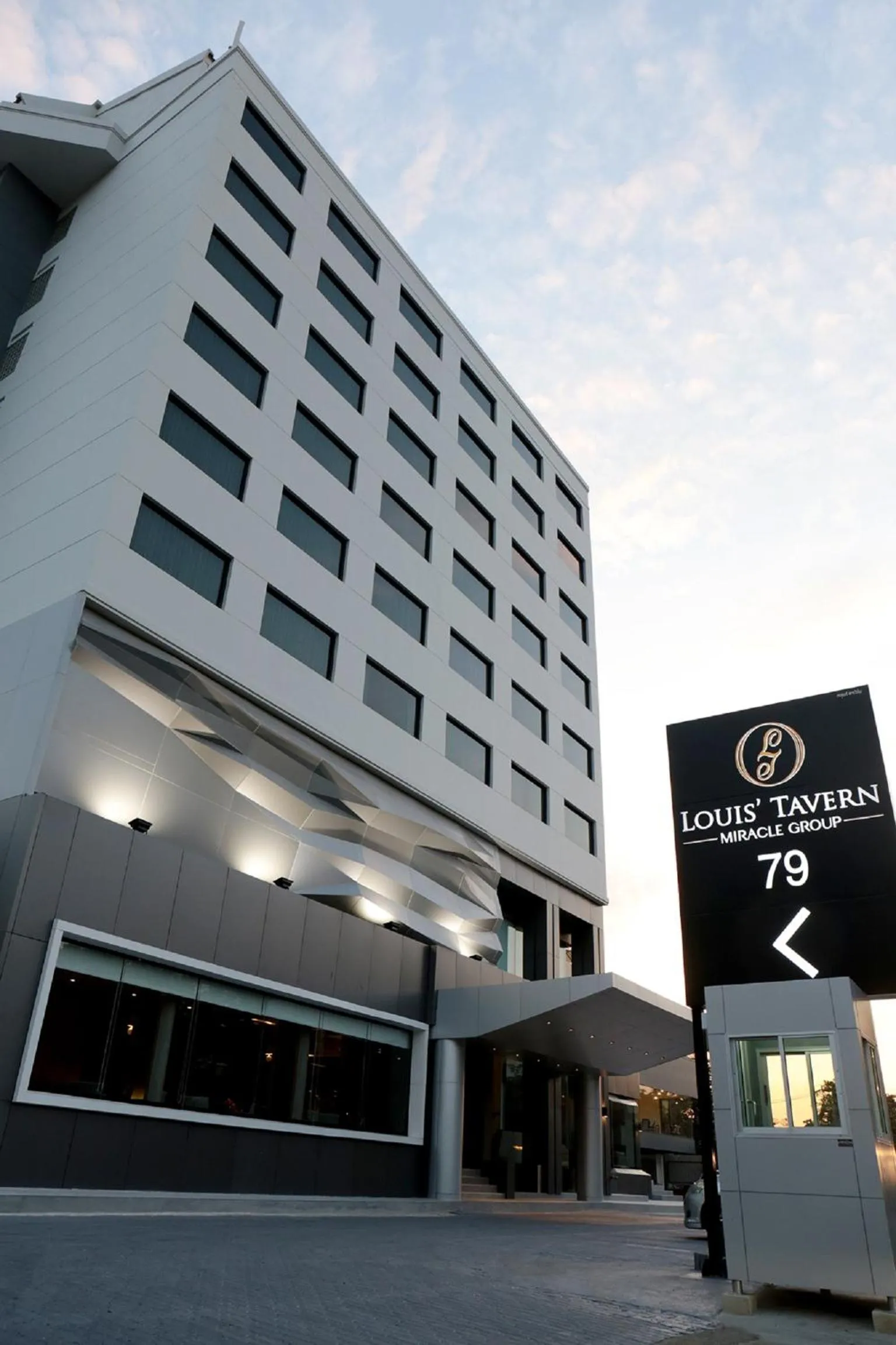 Property building in Louis Tavern Hotel