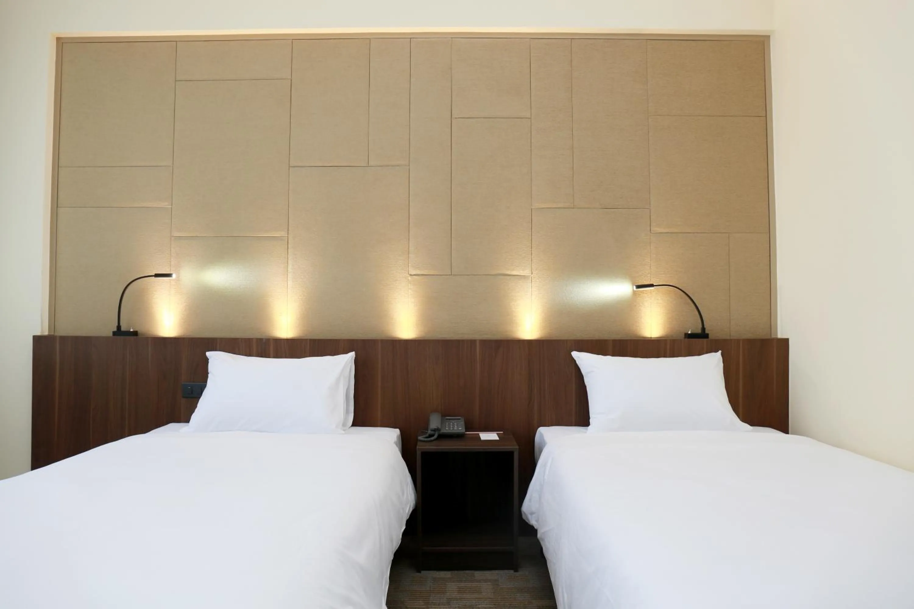 Bed in Louis Tavern Hotel