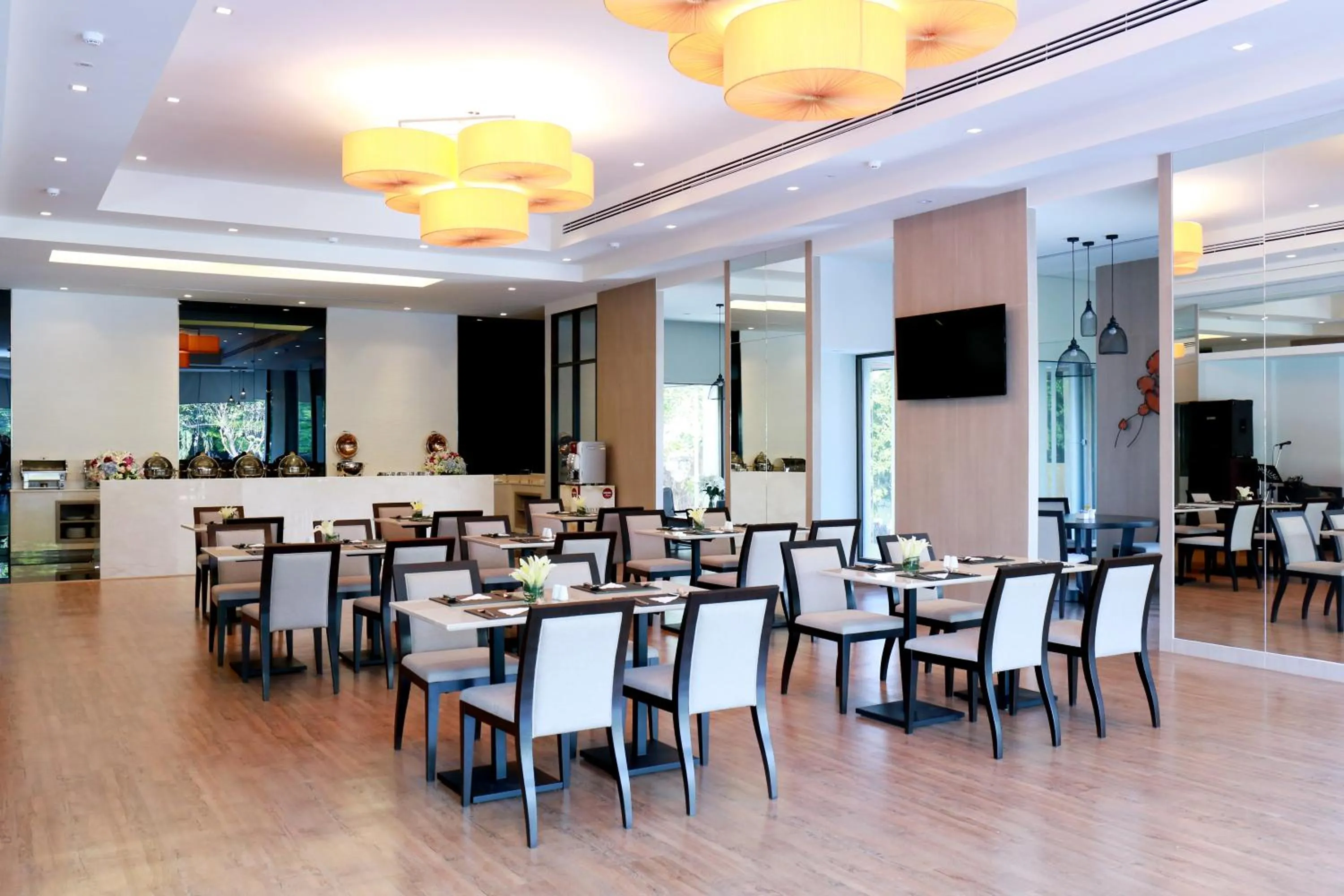 Restaurant/places to eat in Louis Tavern Hotel