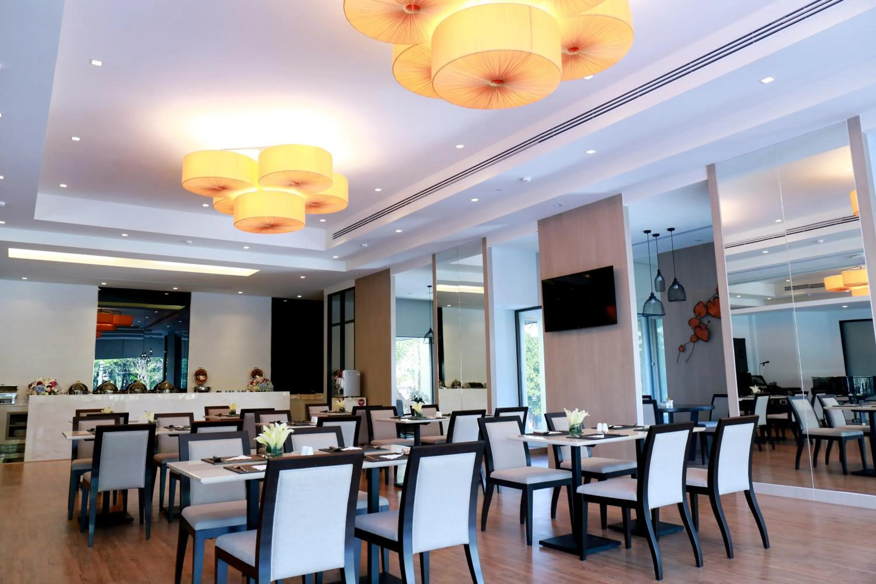 Restaurant/places to eat in Louis Tavern Hotel