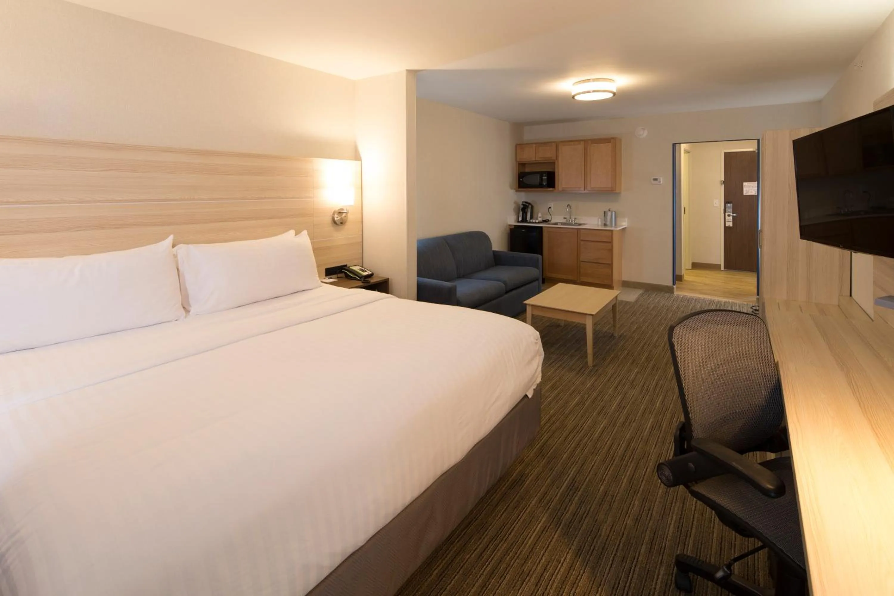 Photo of the whole room, Bed in Holiday Inn Express & Suites - Gaylord by IHG