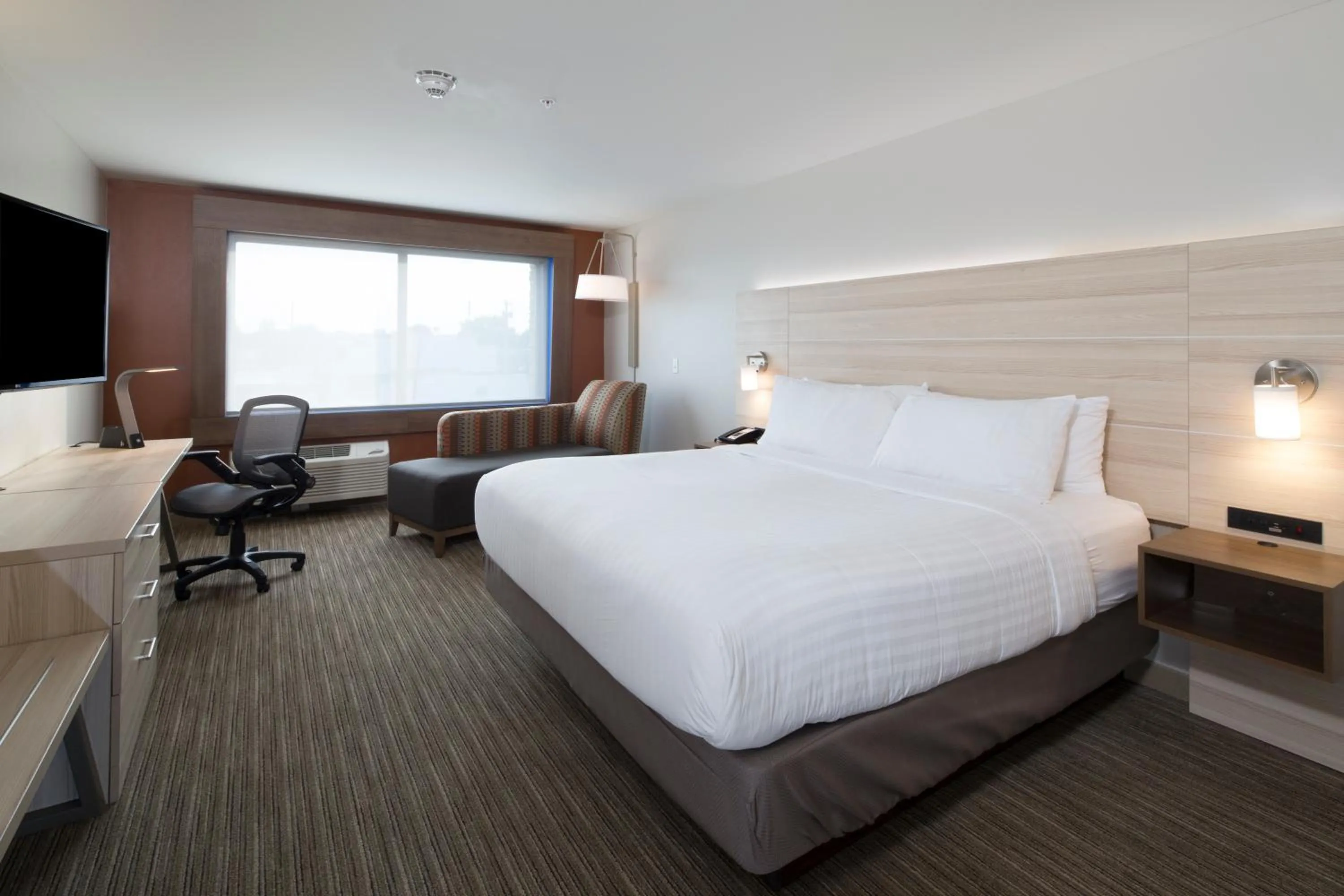 Photo of the whole room, Bed in Holiday Inn Express & Suites - Gaylord by IHG