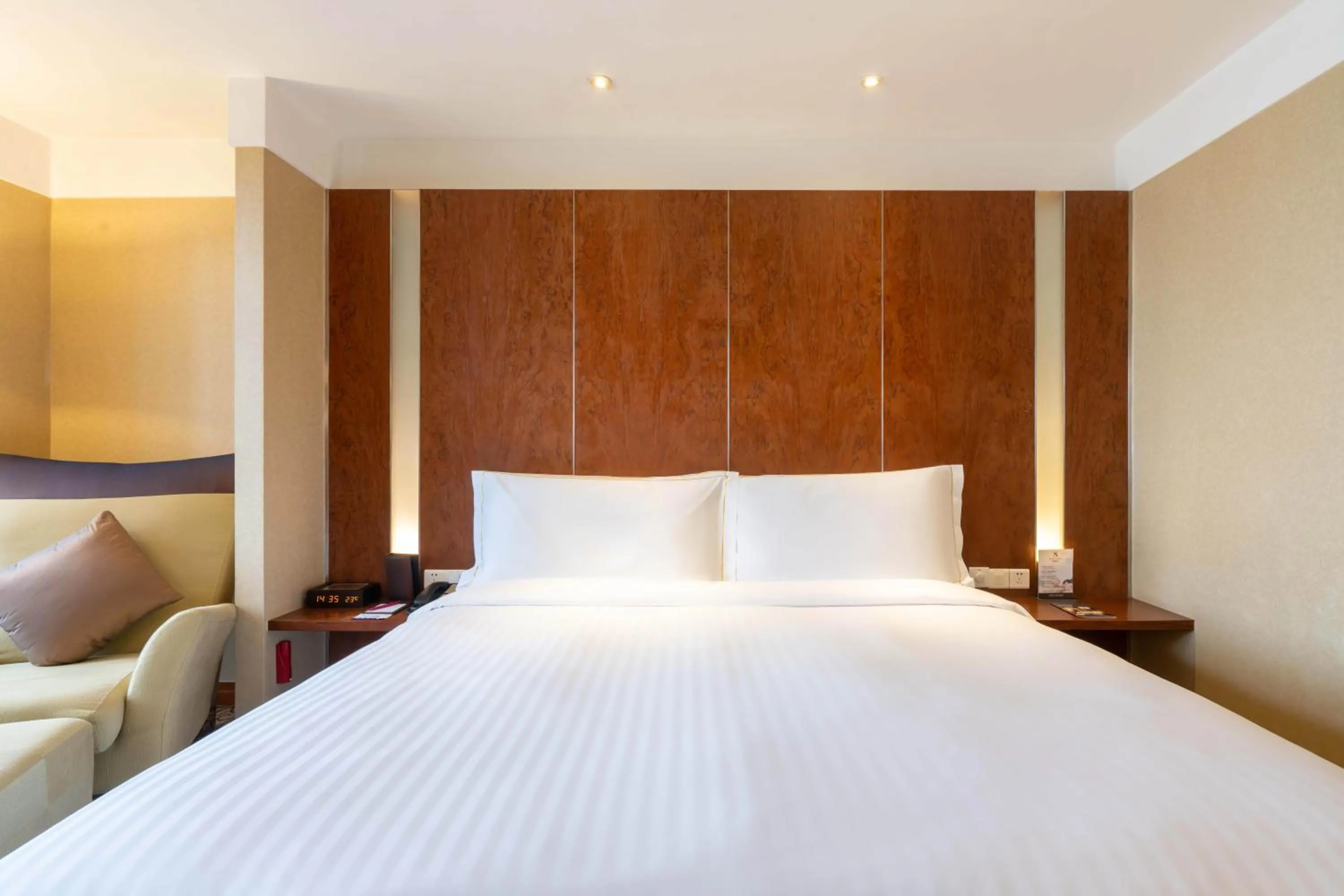 Bed in Dekin Hotel Chongqing Jiefangbei