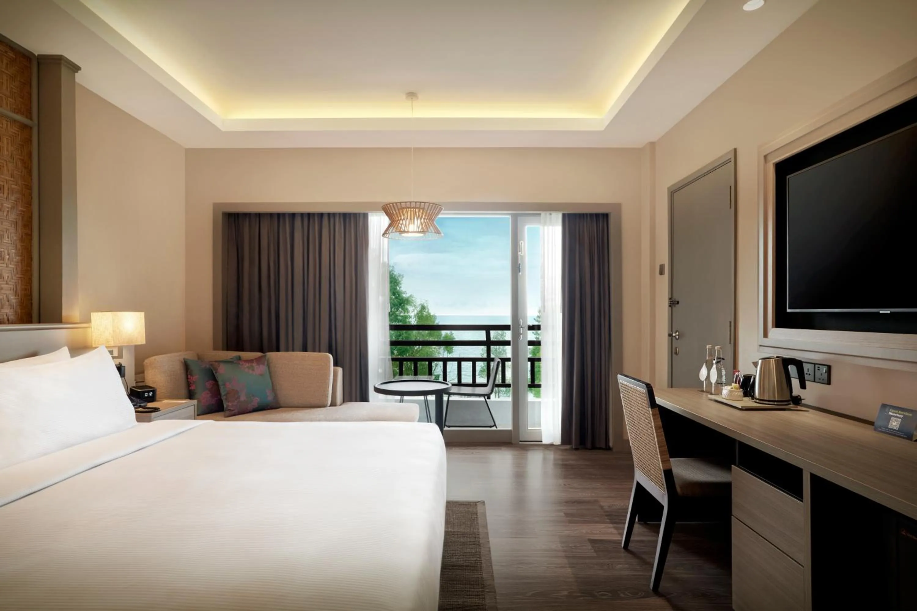 Bedroom, Bed in DoubleTree by Hilton Damai Laut