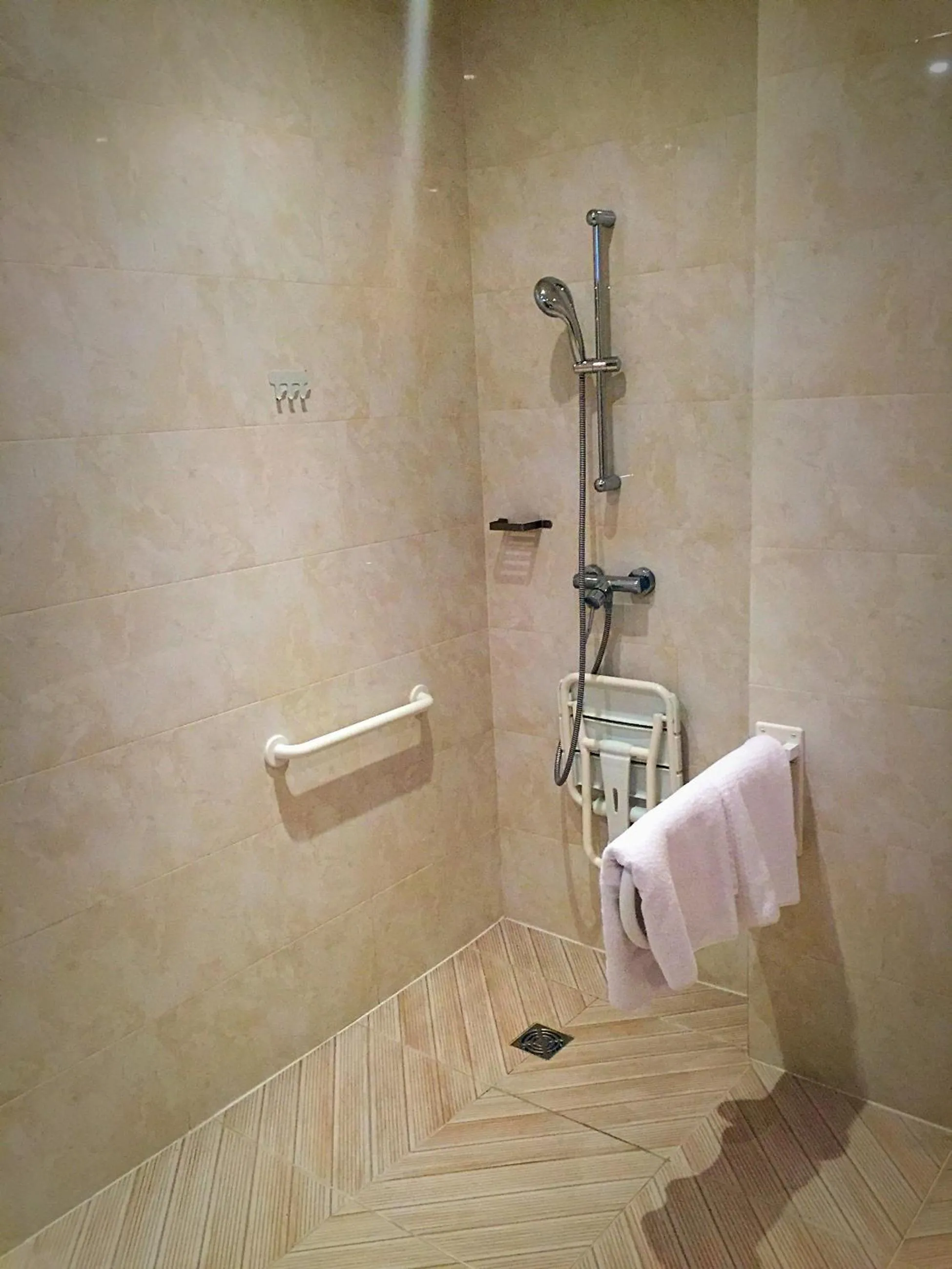 Shower in Hôtel Résidence De Bruxelles