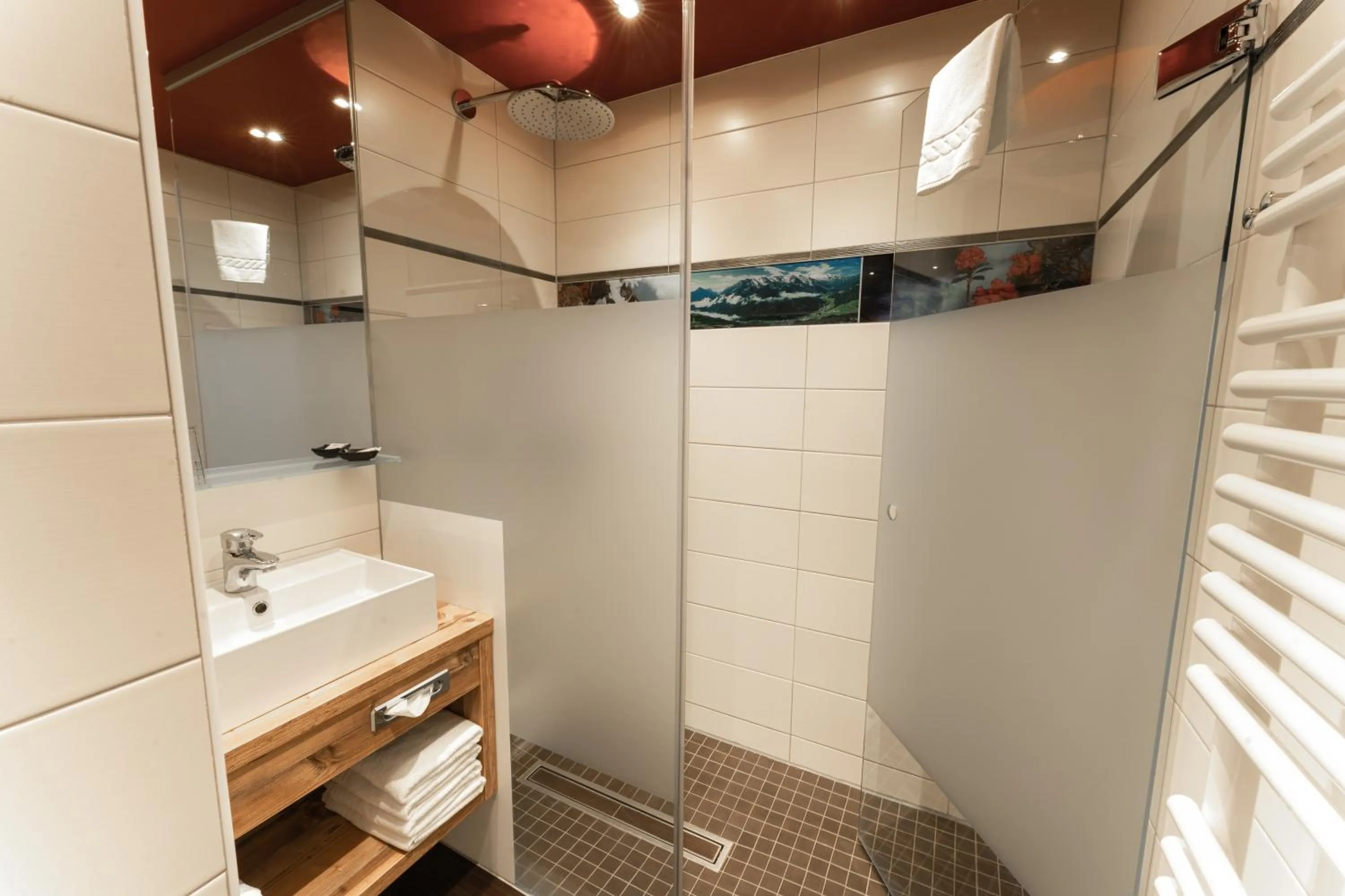 Shower in Aparthotel Dorfplatzl Garni Apartments & B&B