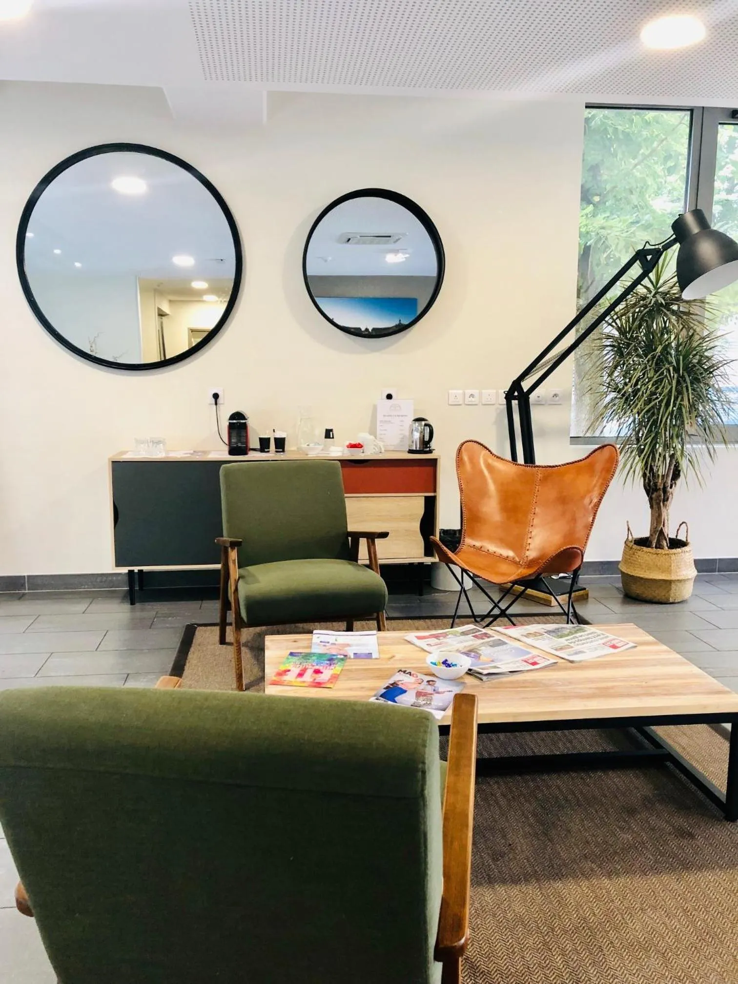 Lobby or reception in All Suites Appart Hôtel - Bordeaux Centre Gare